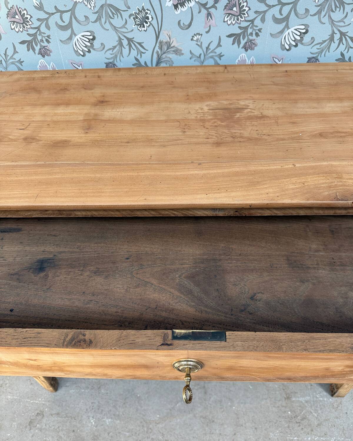 Antique walnut chest of drawers (renovated)