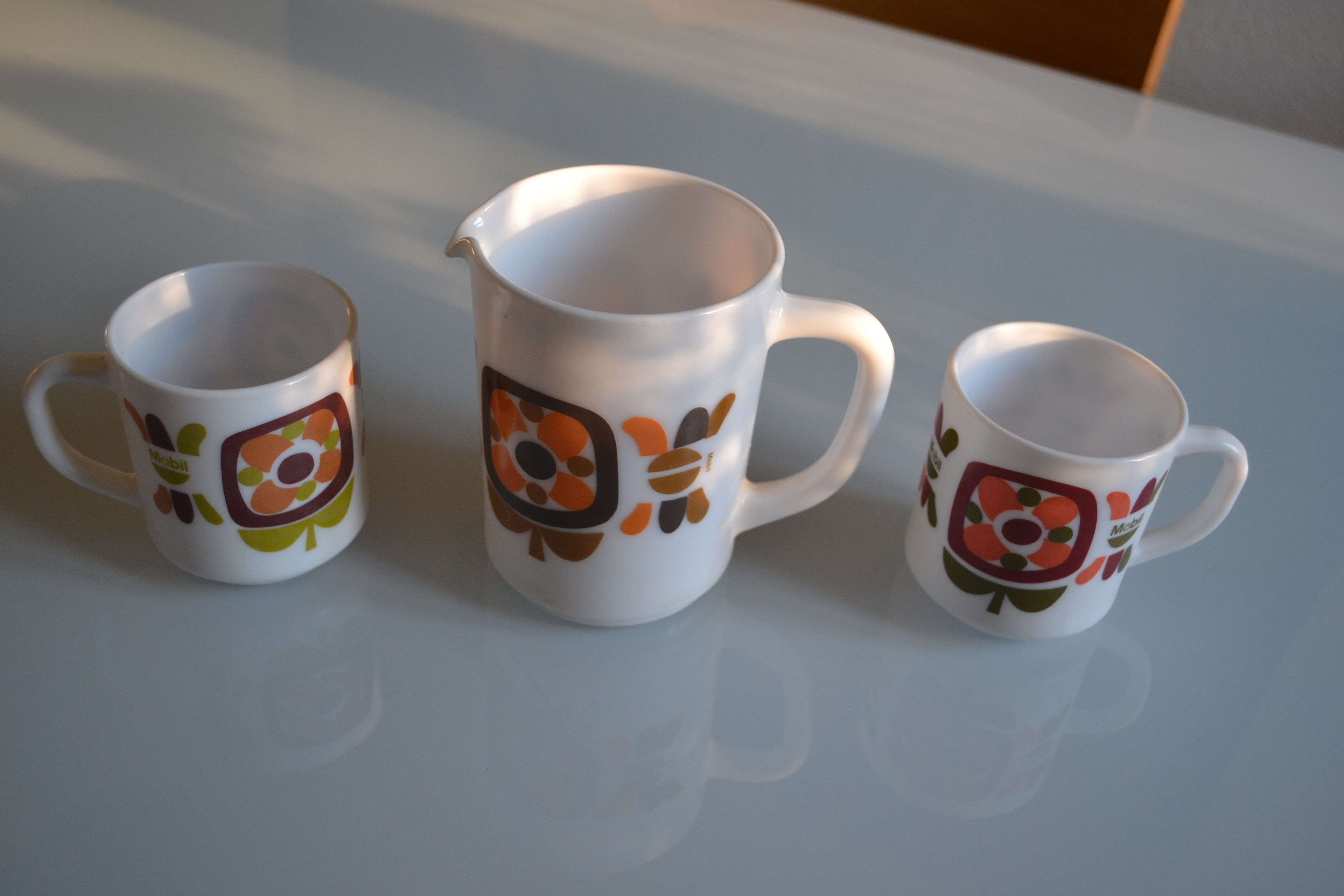 Pitcher and 2 mugs vintage Mobil years 70 Arcopal