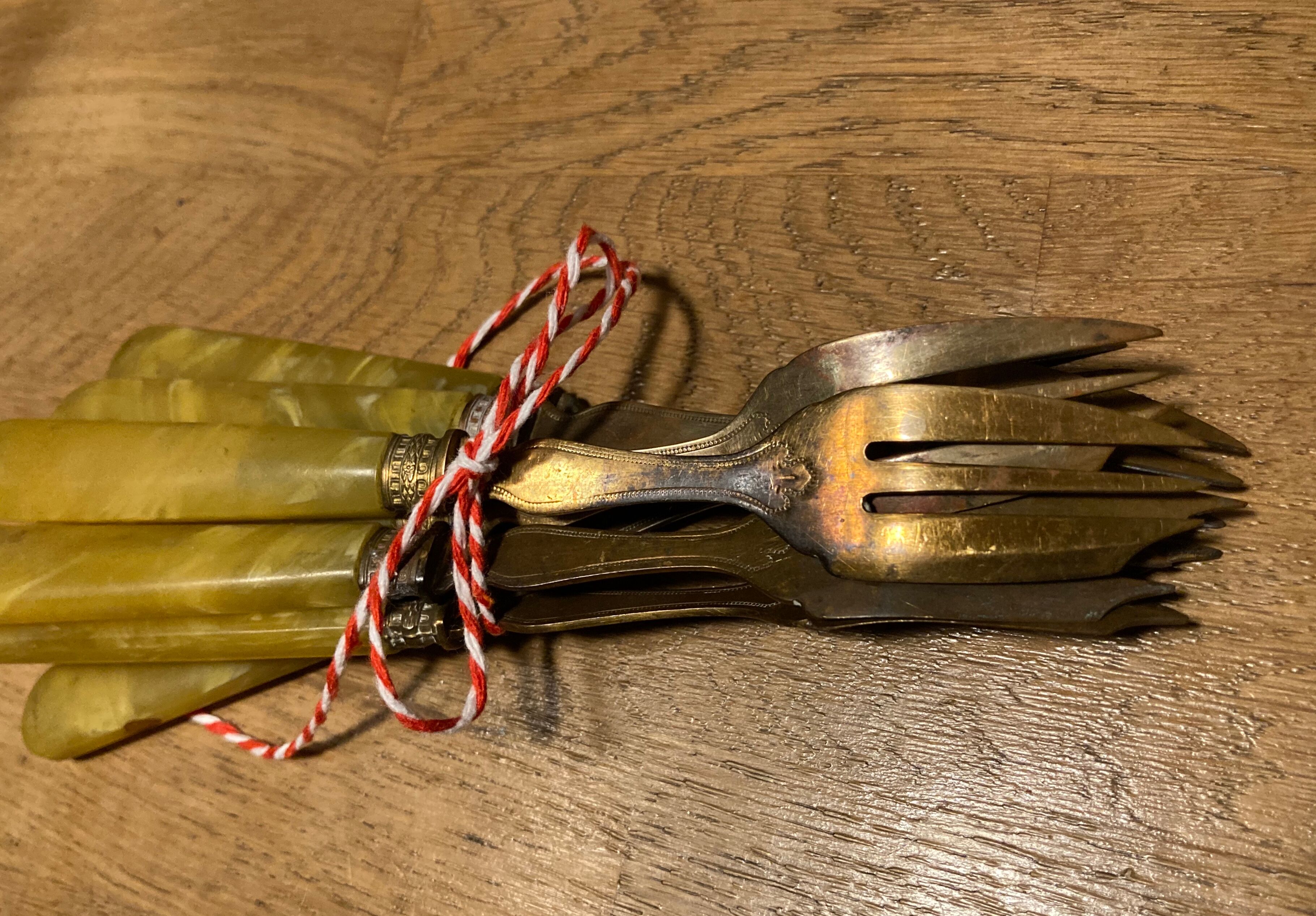 8 dessert forks