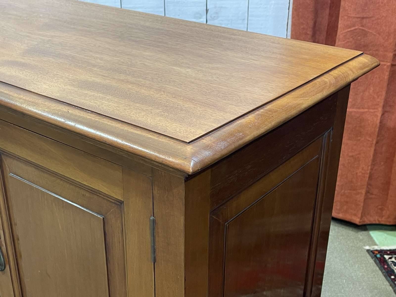 English enfilade from the early 20th century in mahogany.