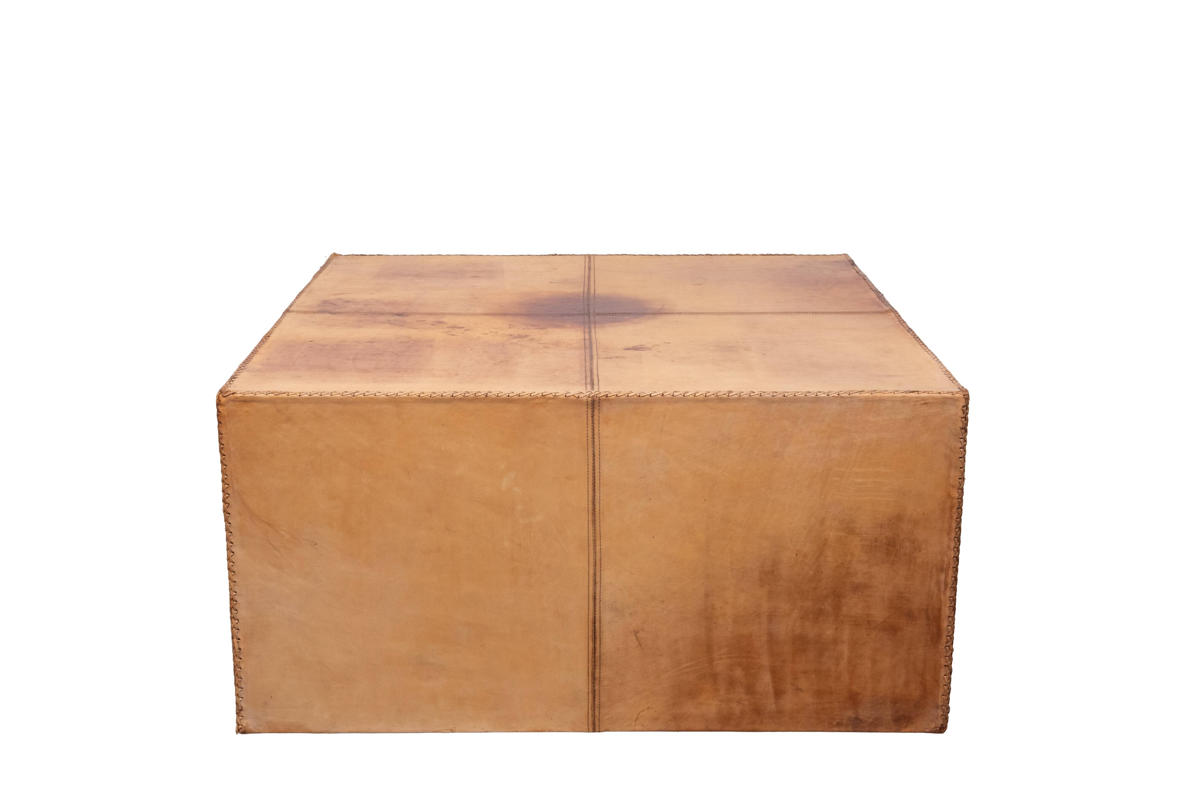 Table basse en cuir cognac à grands points des années 1970, France