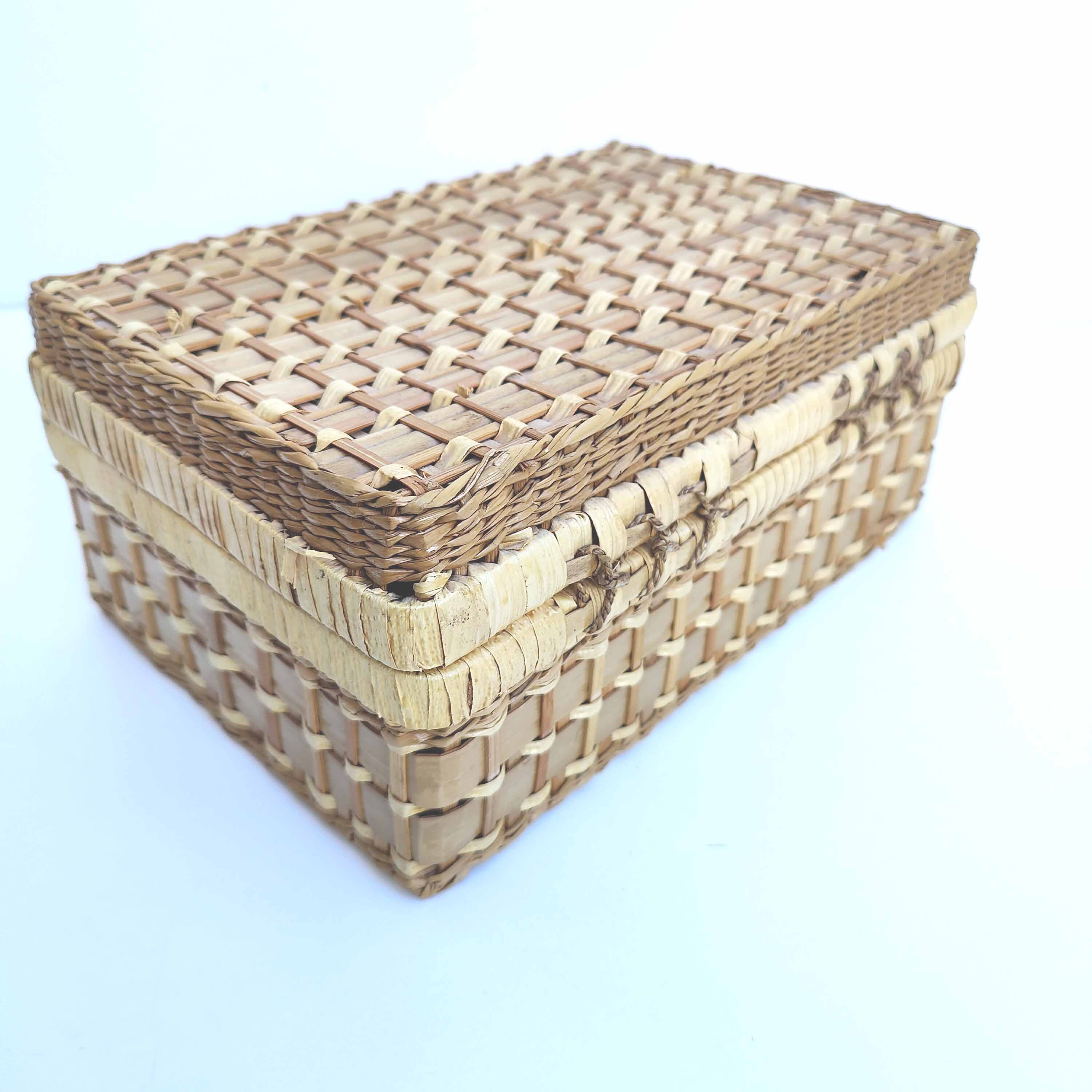 Suitcase in rattan and woven wicker
