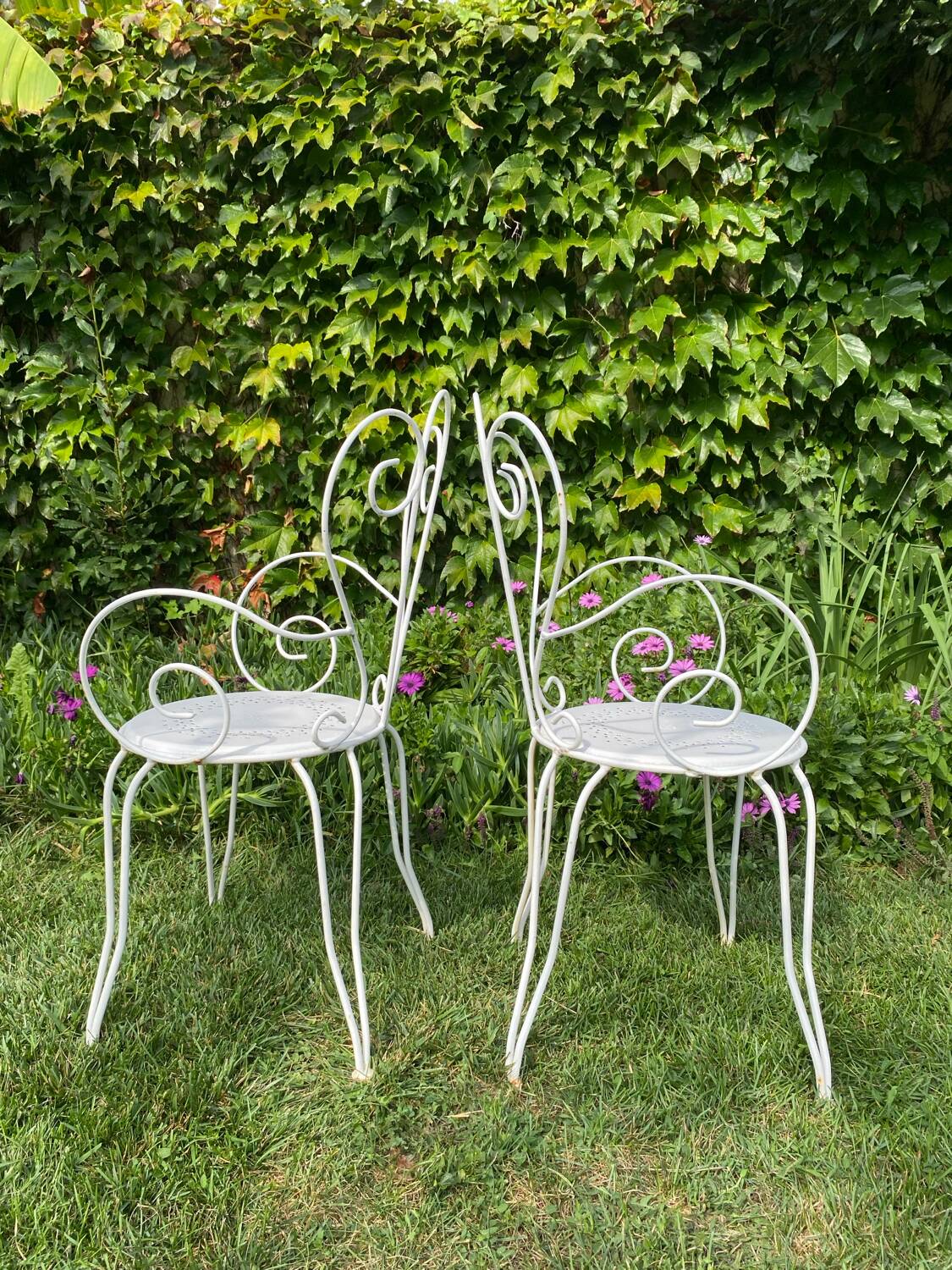 Paire d’anciens fauteuils de jardin en fer forgé