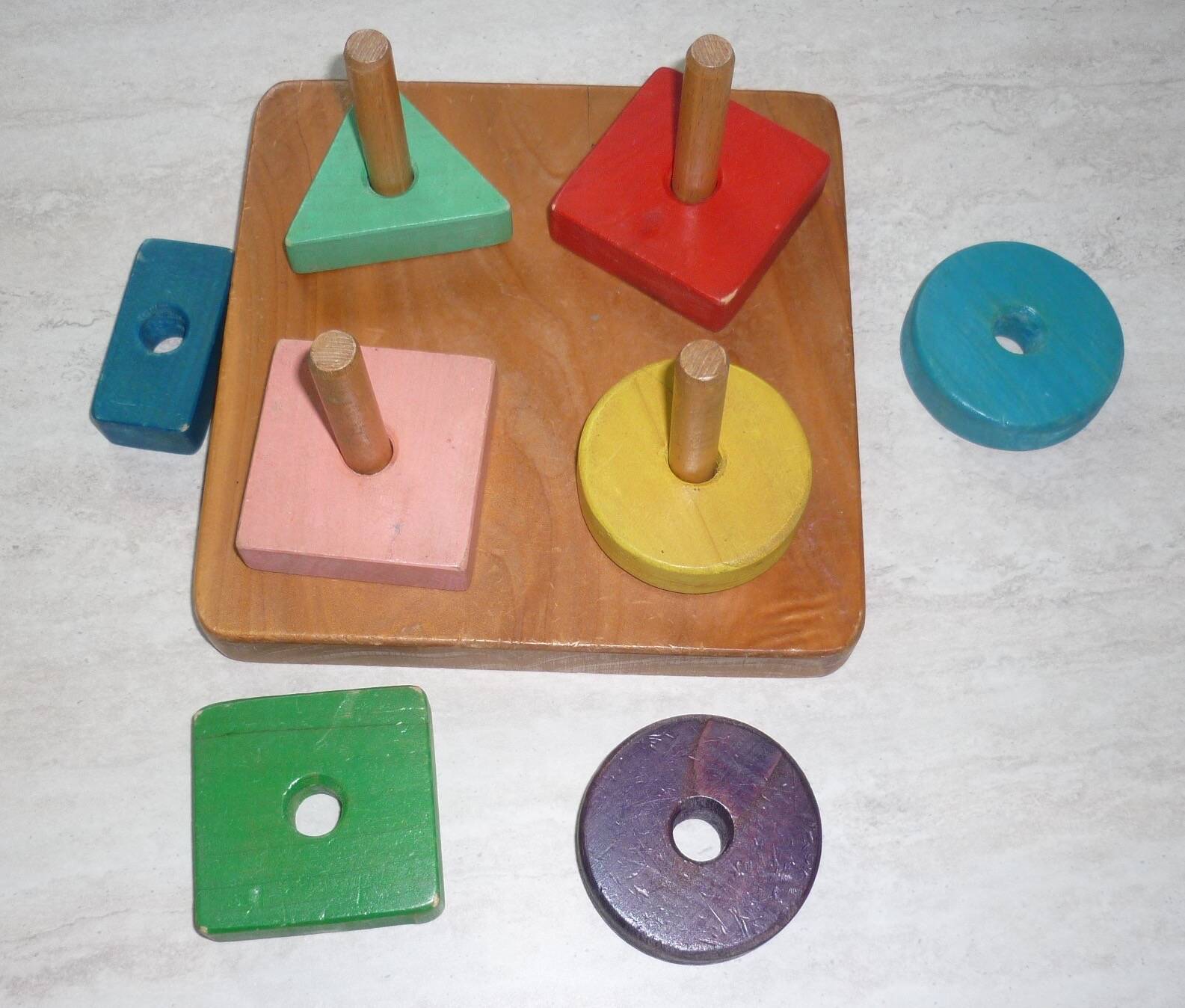 Jeu en bois empilements de formes géométriques