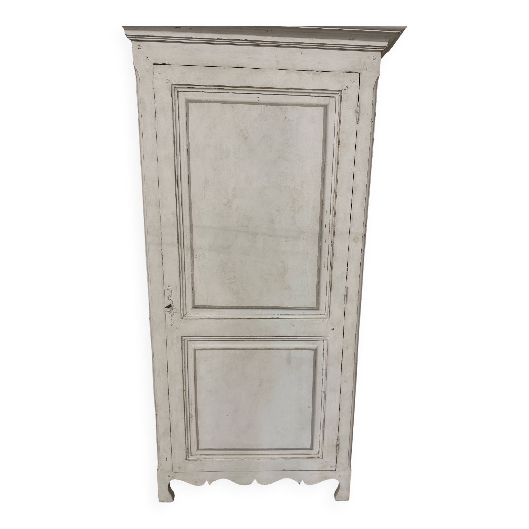 Grey patinated lacquered wooden bonnetière with moulding
