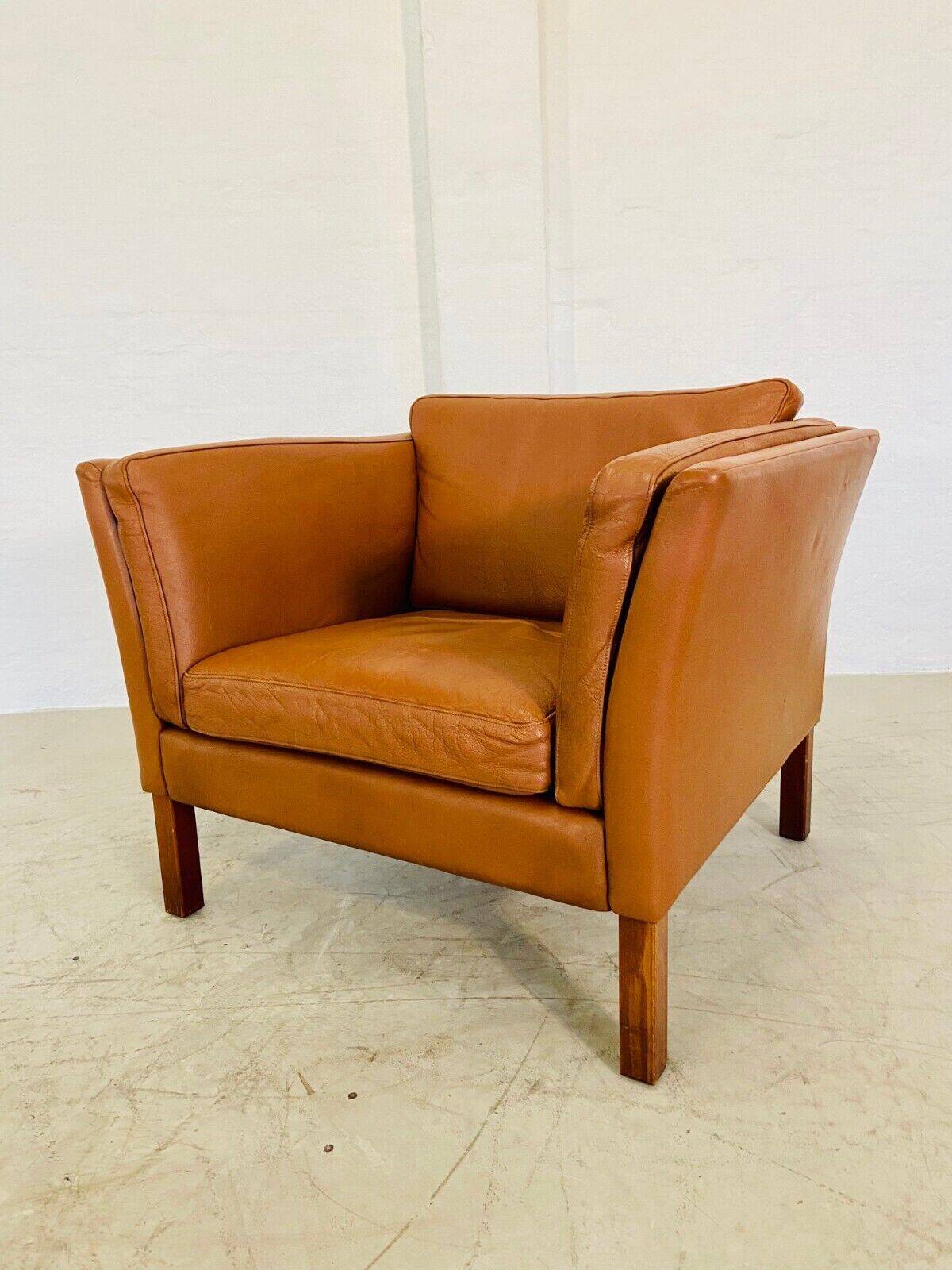 Fauteuil lounge scandinave vintage en cuir cognac, style milieu du siècle