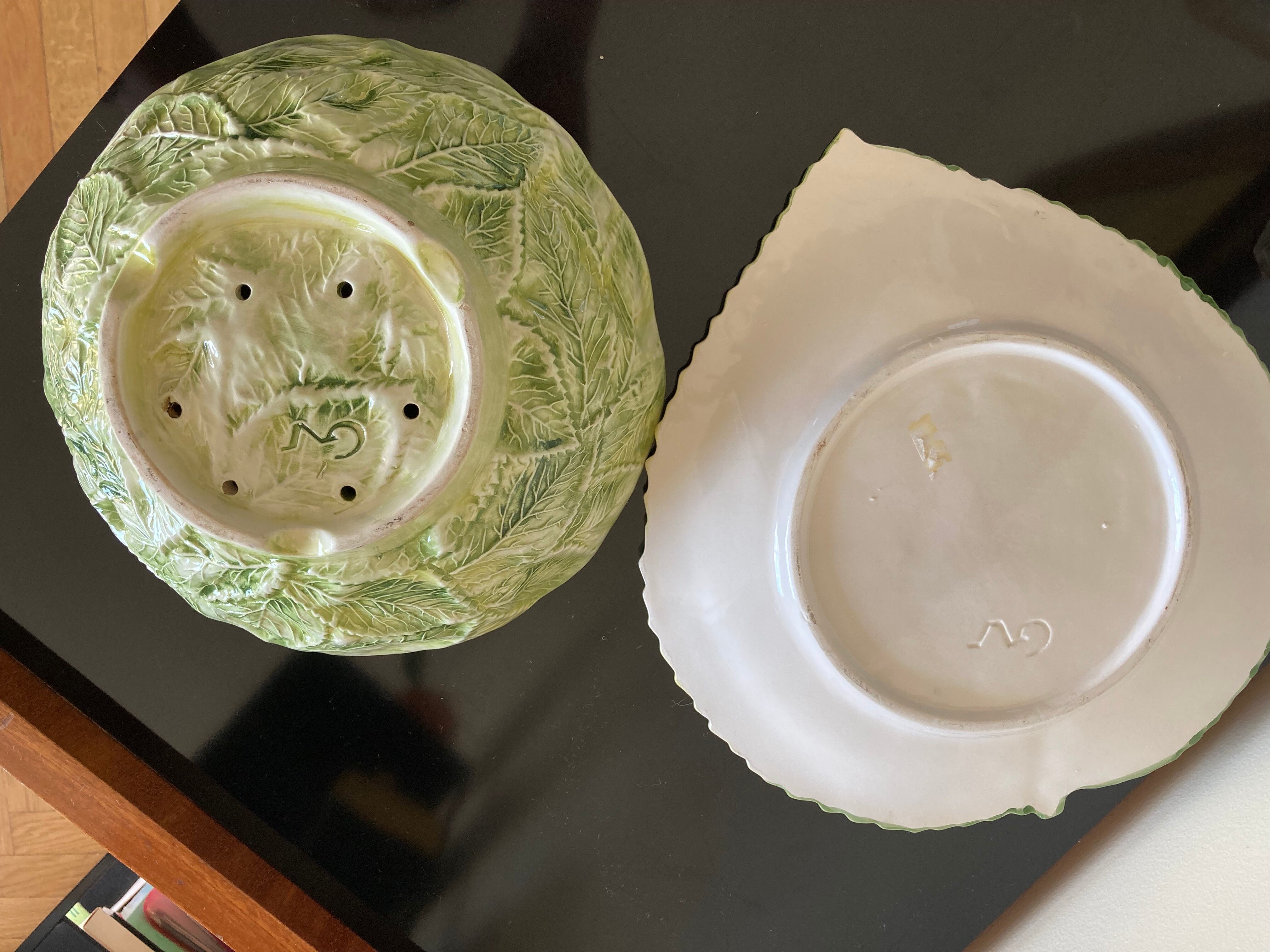 Cherry-decorated drainer fruit cup with its leaf-shaped dish