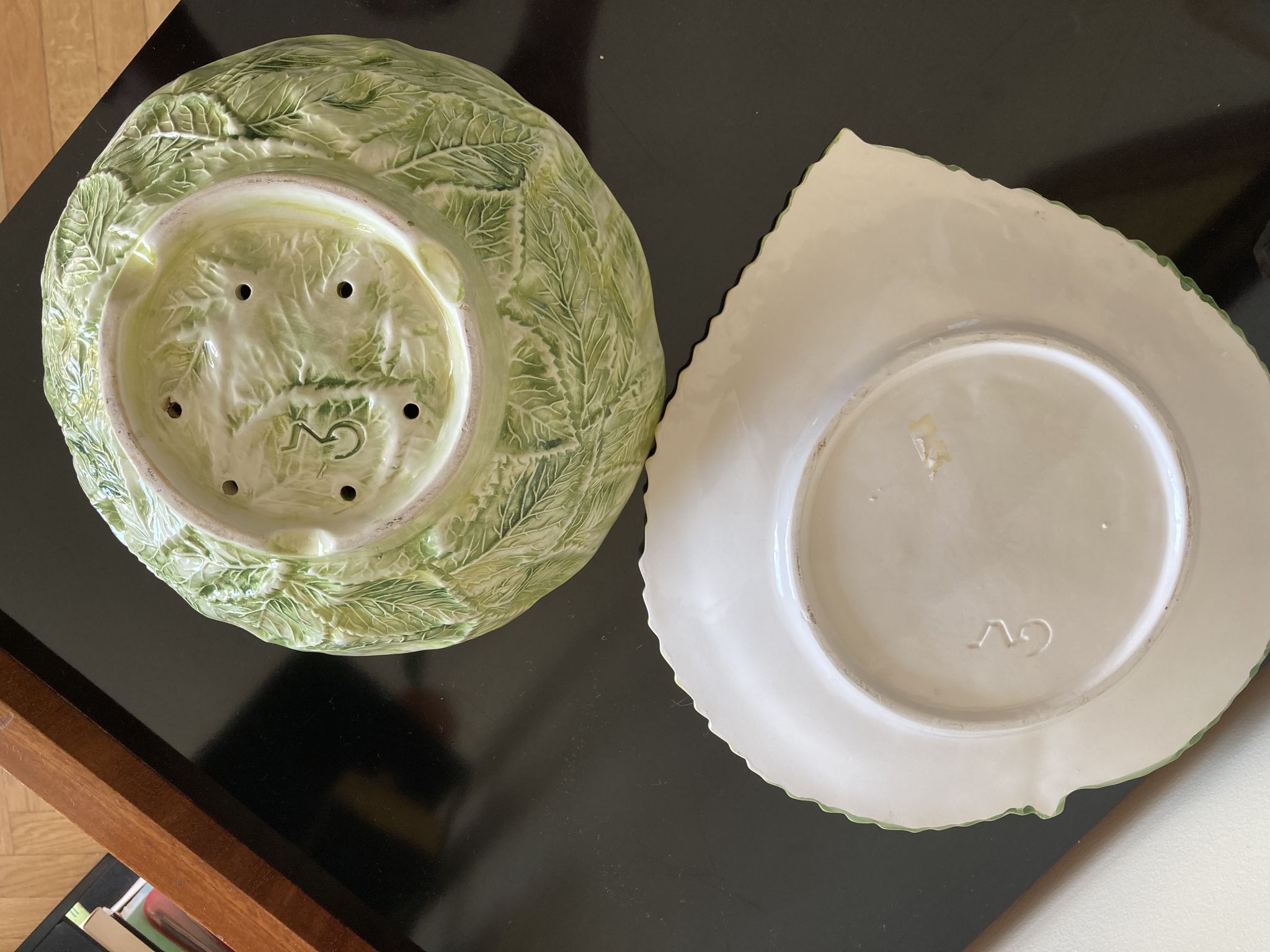 Cherry-decorated drainer fruit cup with its leaf-shaped dish