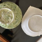 Cherry-decorated drainer fruit cup with its leaf-shaped dish