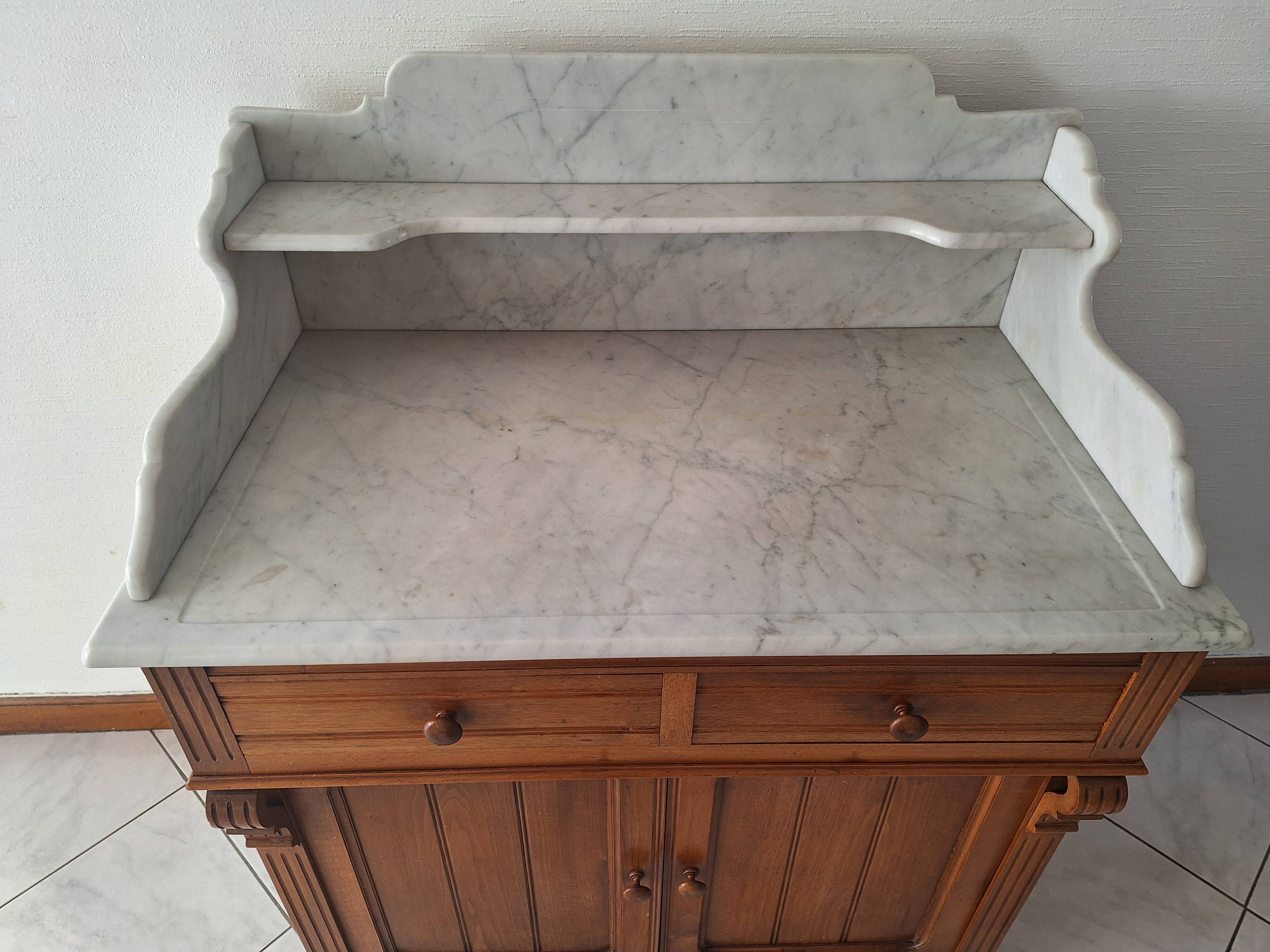 Ancien meuble de salle de bain avec marbre