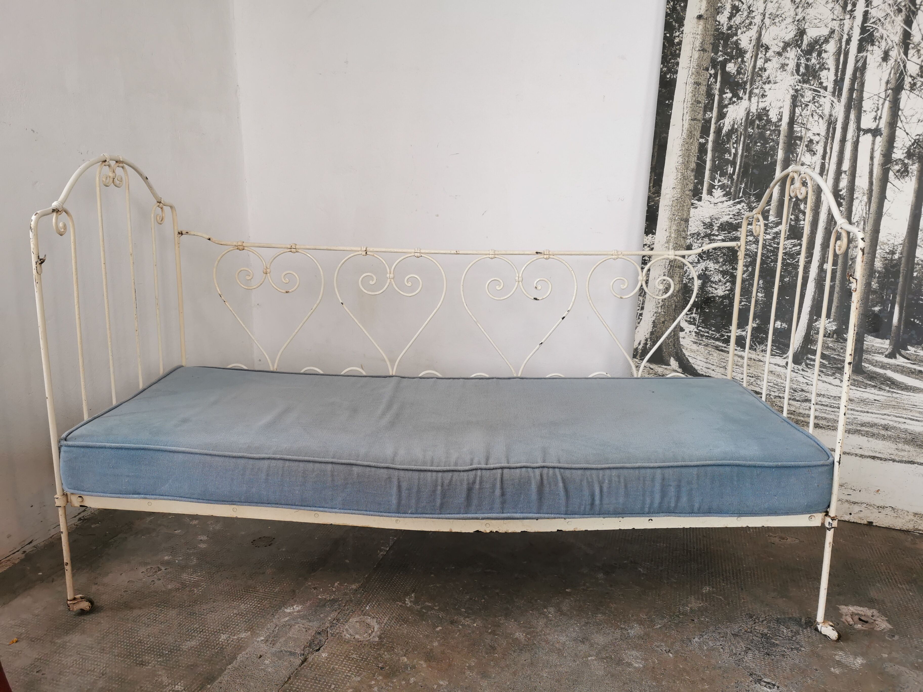 Bed, wrought iron bench