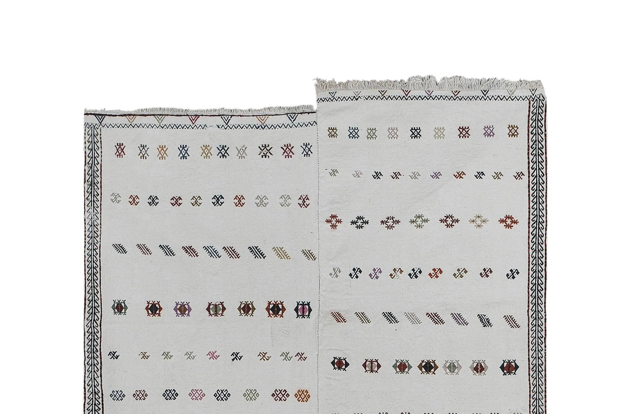Textile brodé main vintage