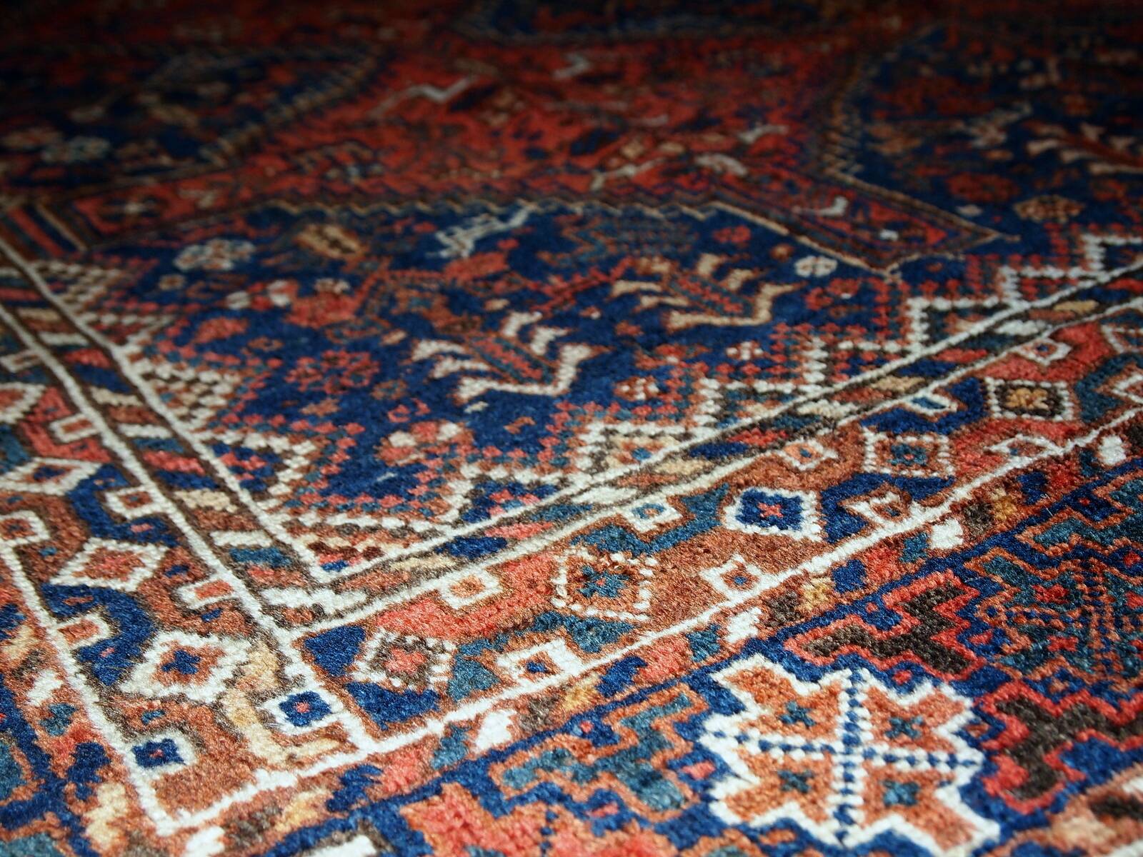 Tapis antique fait main Khamseh persan 156cm x 194cm (1900s)
