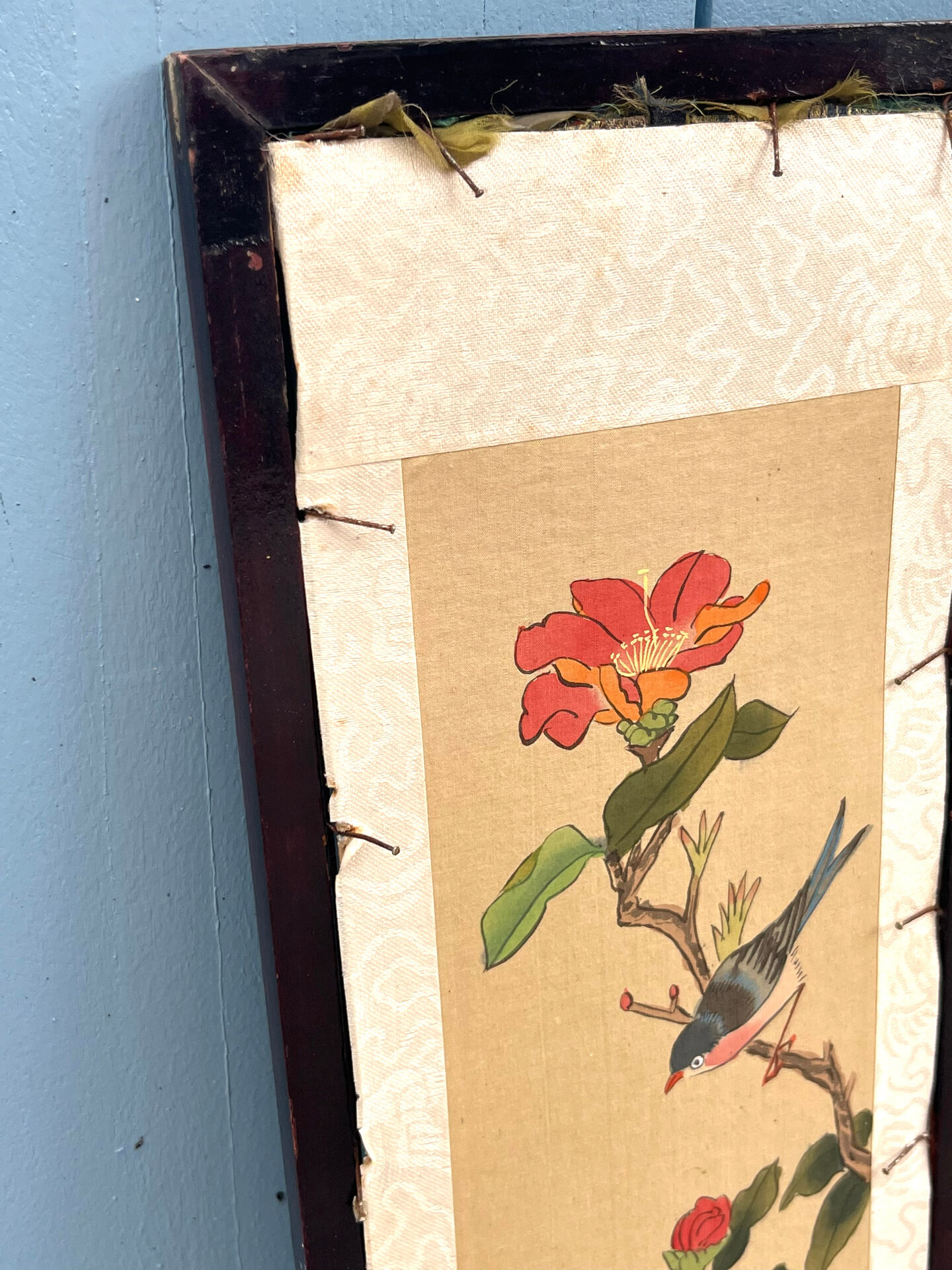 Panneau en soie brodé chinois encadré avec un oiseau et des fleurs.