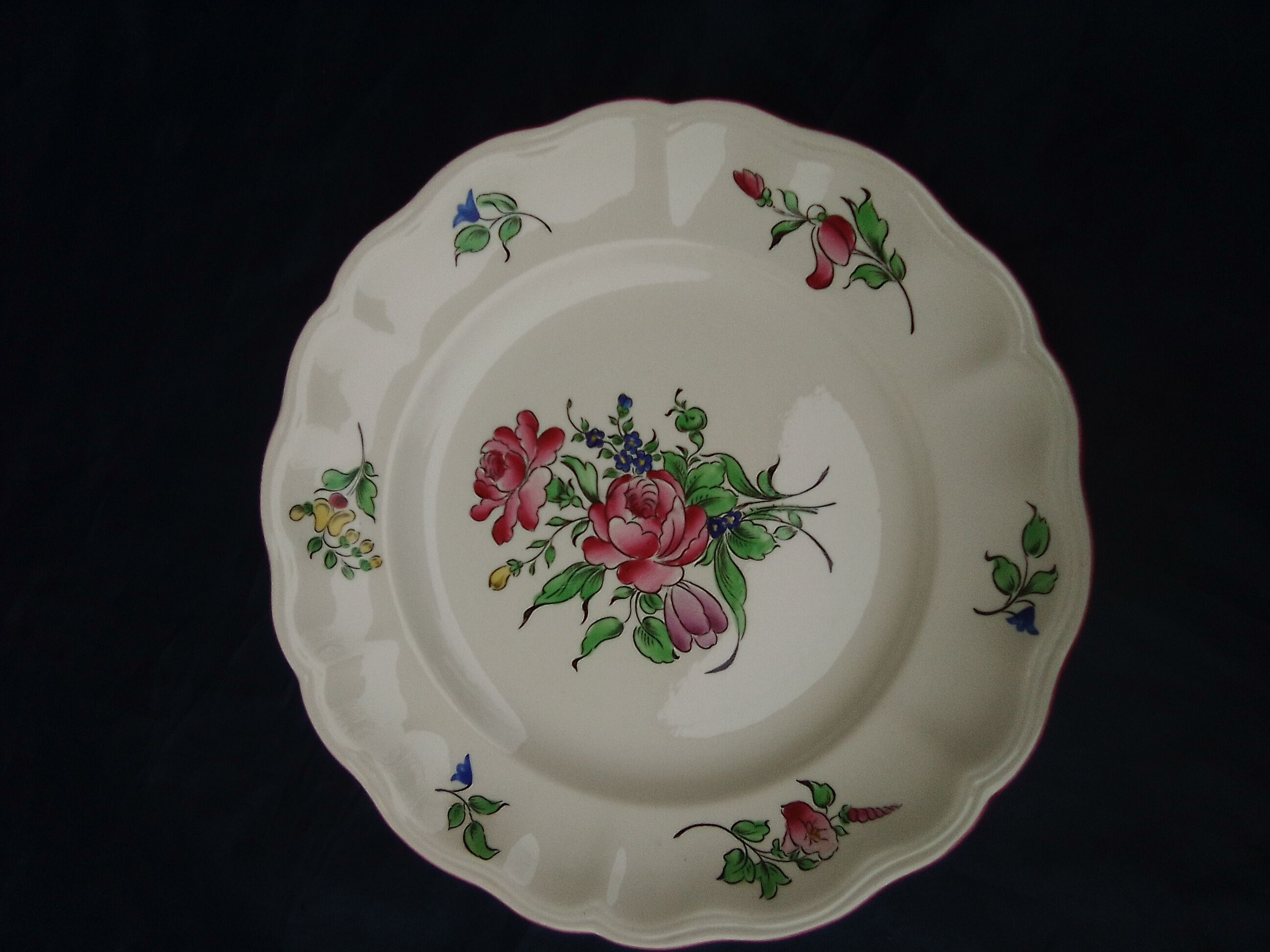 Assiette en faïence Keller Guerin Lunéville (KG)  motif fleurs diam 24,5 cm