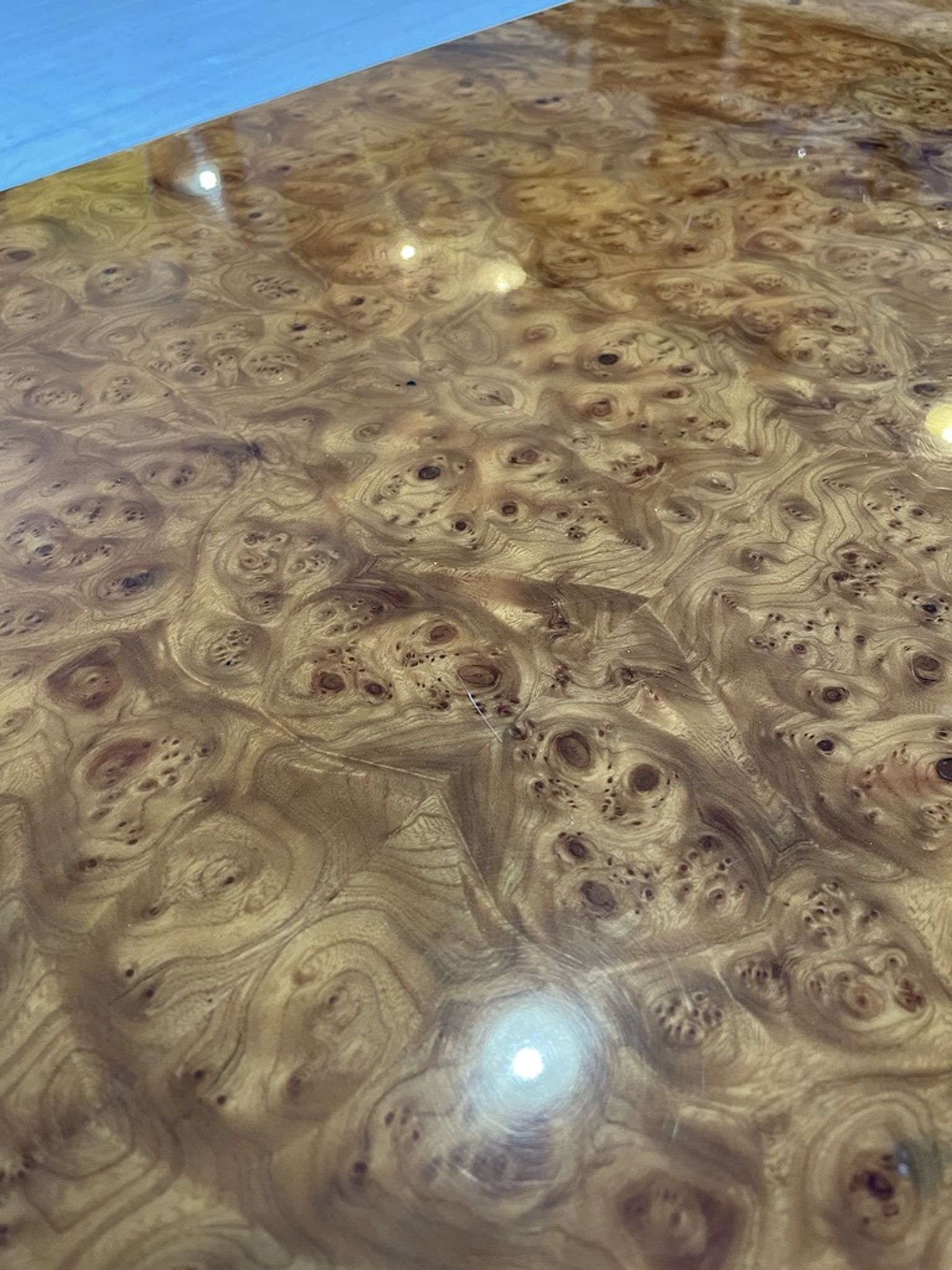 Table basse italienne laque loupe d’orme