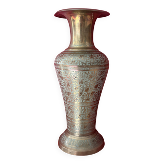 Vase en laiton indien gravé
