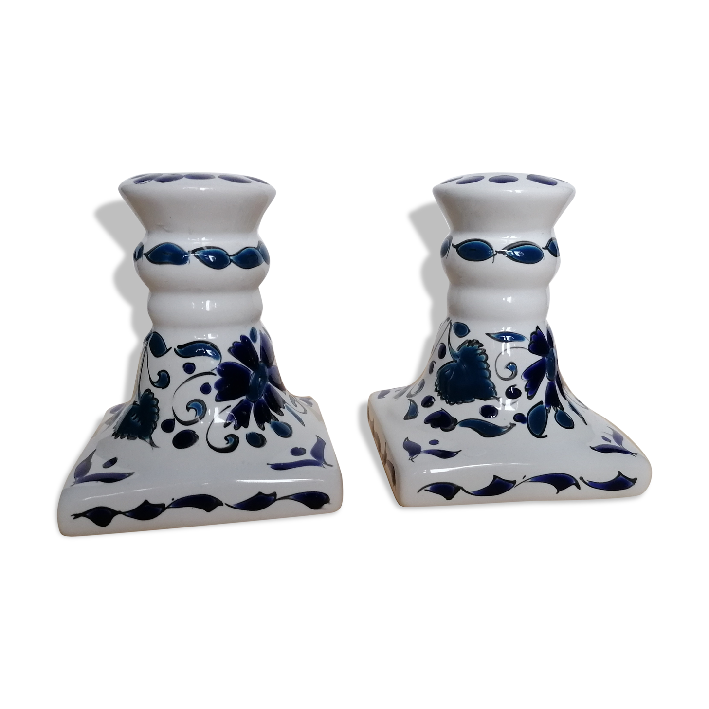 Paire de bougeoirs décor en émaux blanc et bleu
