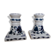 Paire de bougeoirs décor en émaux blanc et bleu