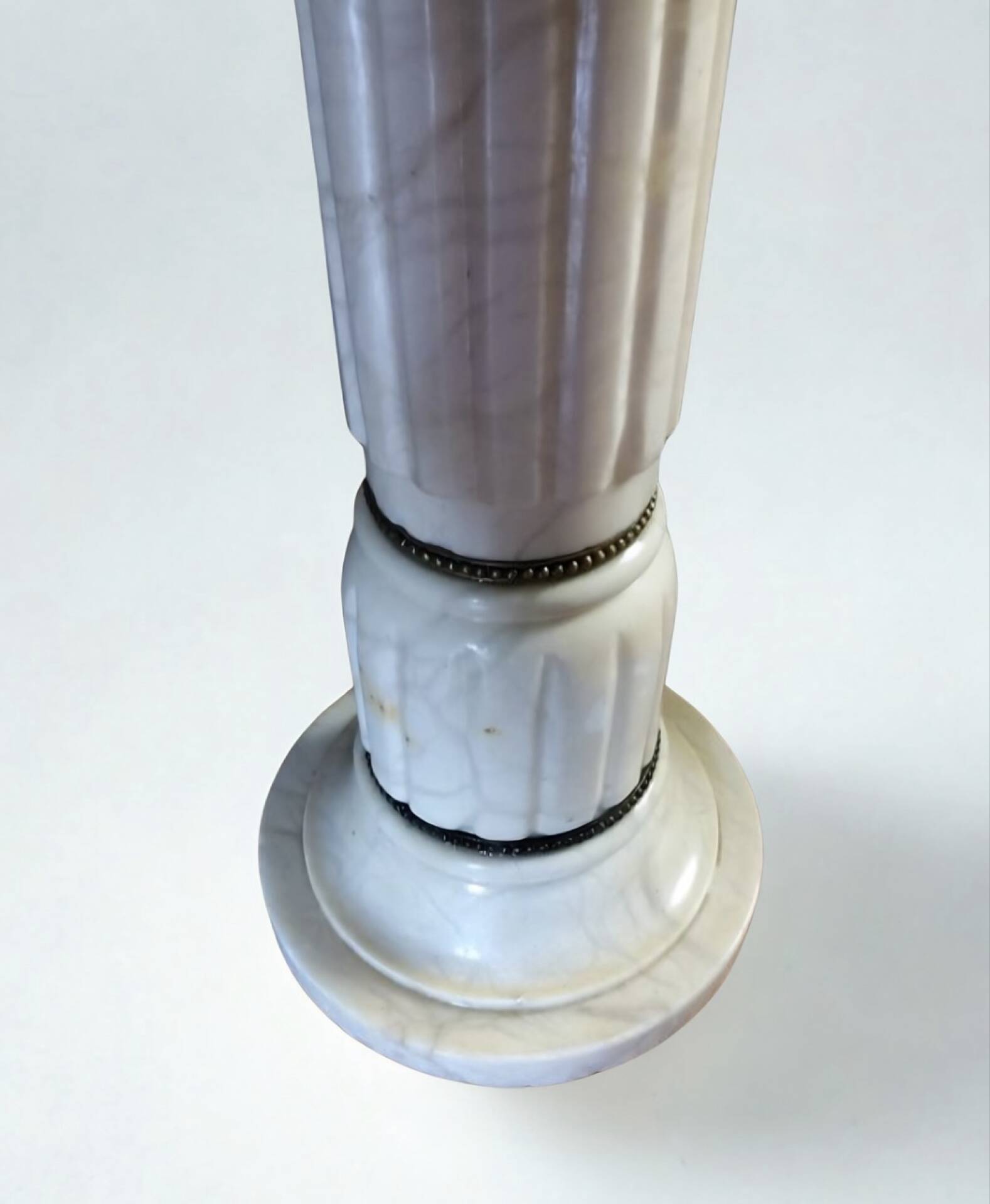 Column, pedestal in alabaster and bronze with antique inspiration.
