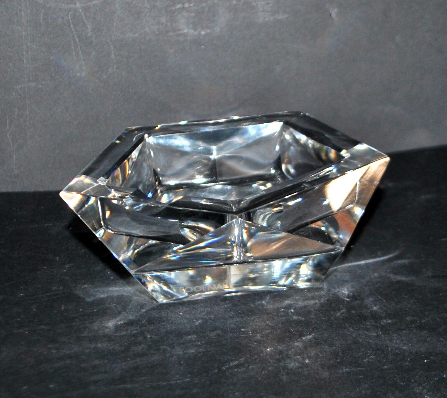 Faceted cut crystal ashtray signed SAINT-LOUIS