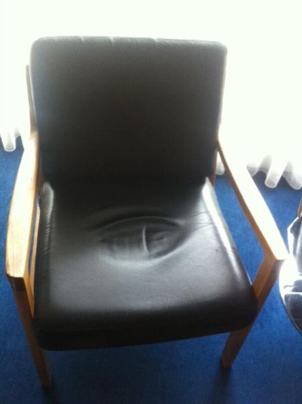 Lot De Deux fauteuils En cuir Noir Et Bois