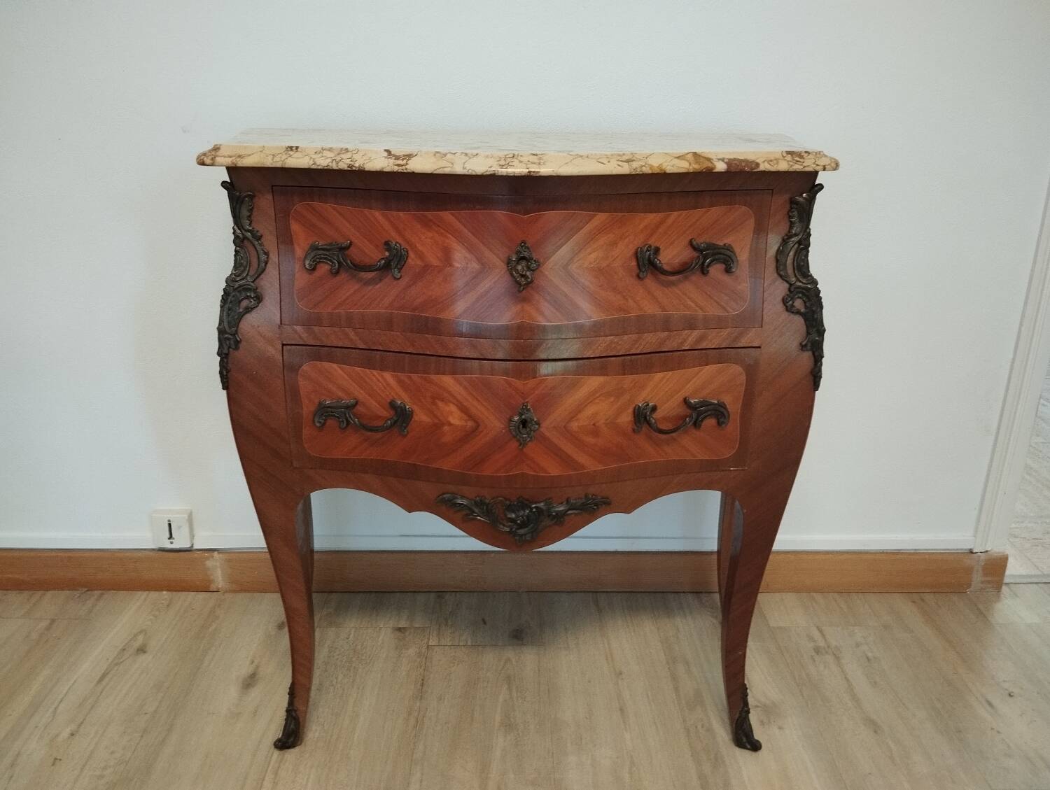 Louis XV style chest of drawers with marquetry sauteuse