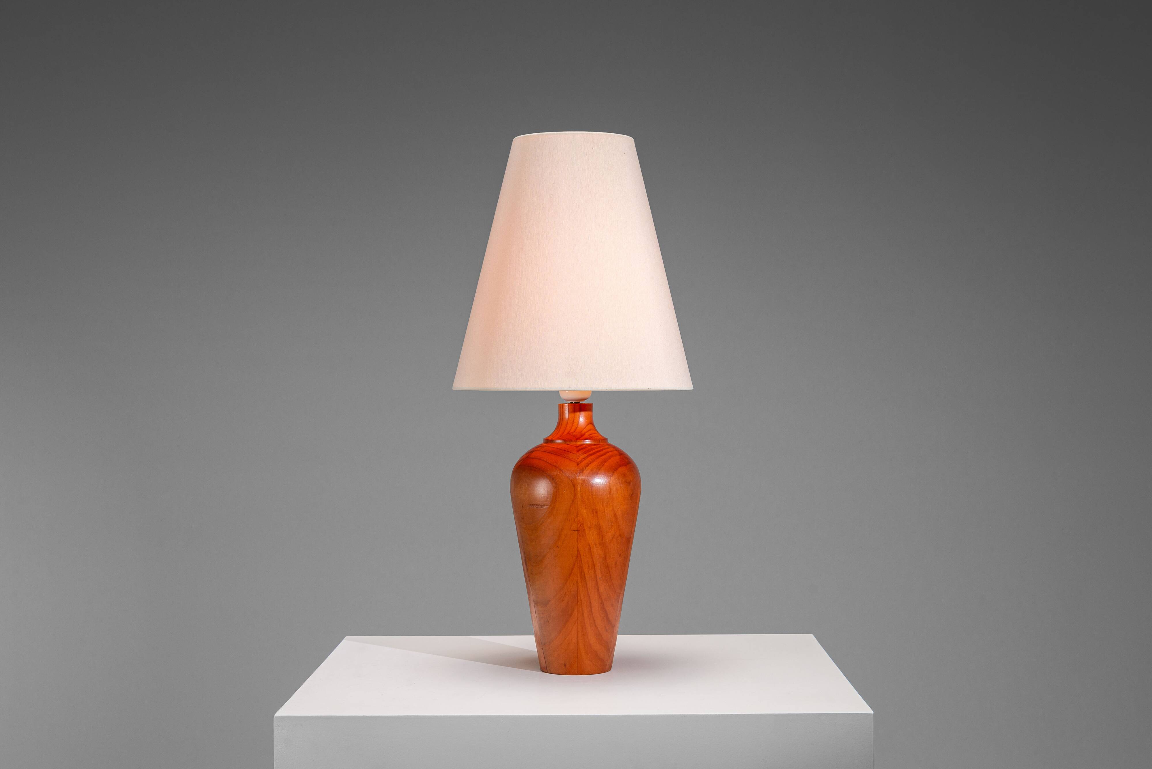 Lampe de table en bois massif avec abat-jour conique