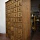 Meuble d'apothicaire en bois du milieu de siècle des années 40-50