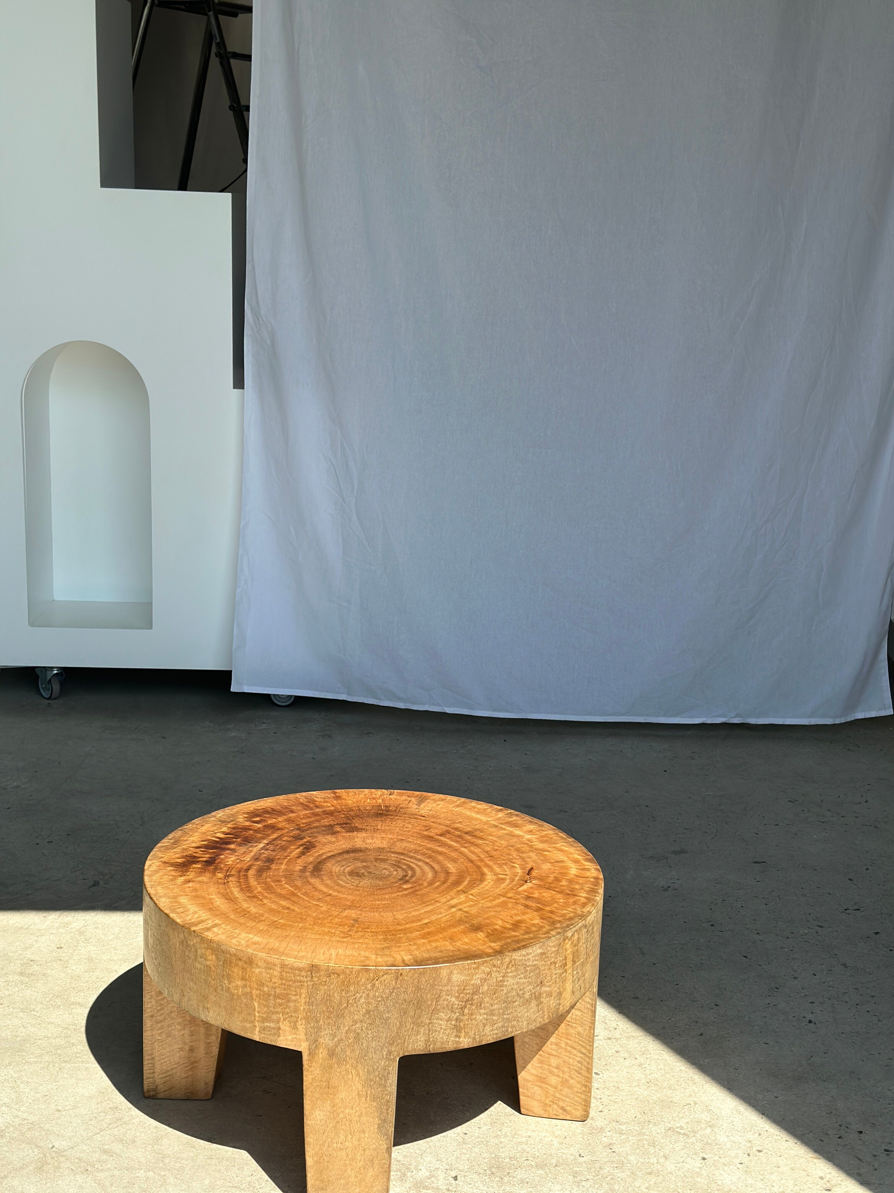 Quadripod coffee table in solid wood monoxyl natural color (dark)