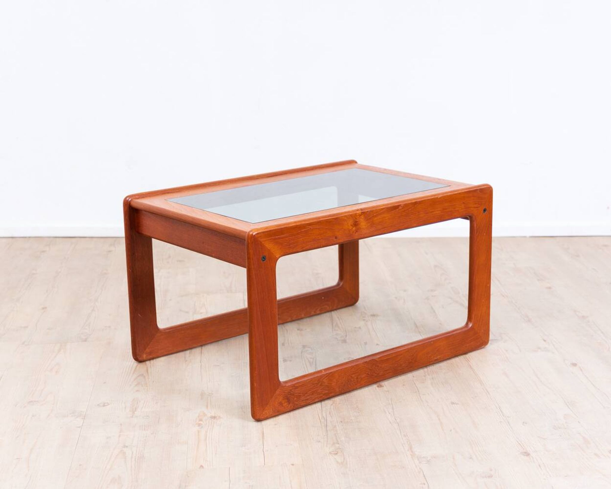 Table basse danoise en teck. Fabricant Komfort Danemark. Années 70