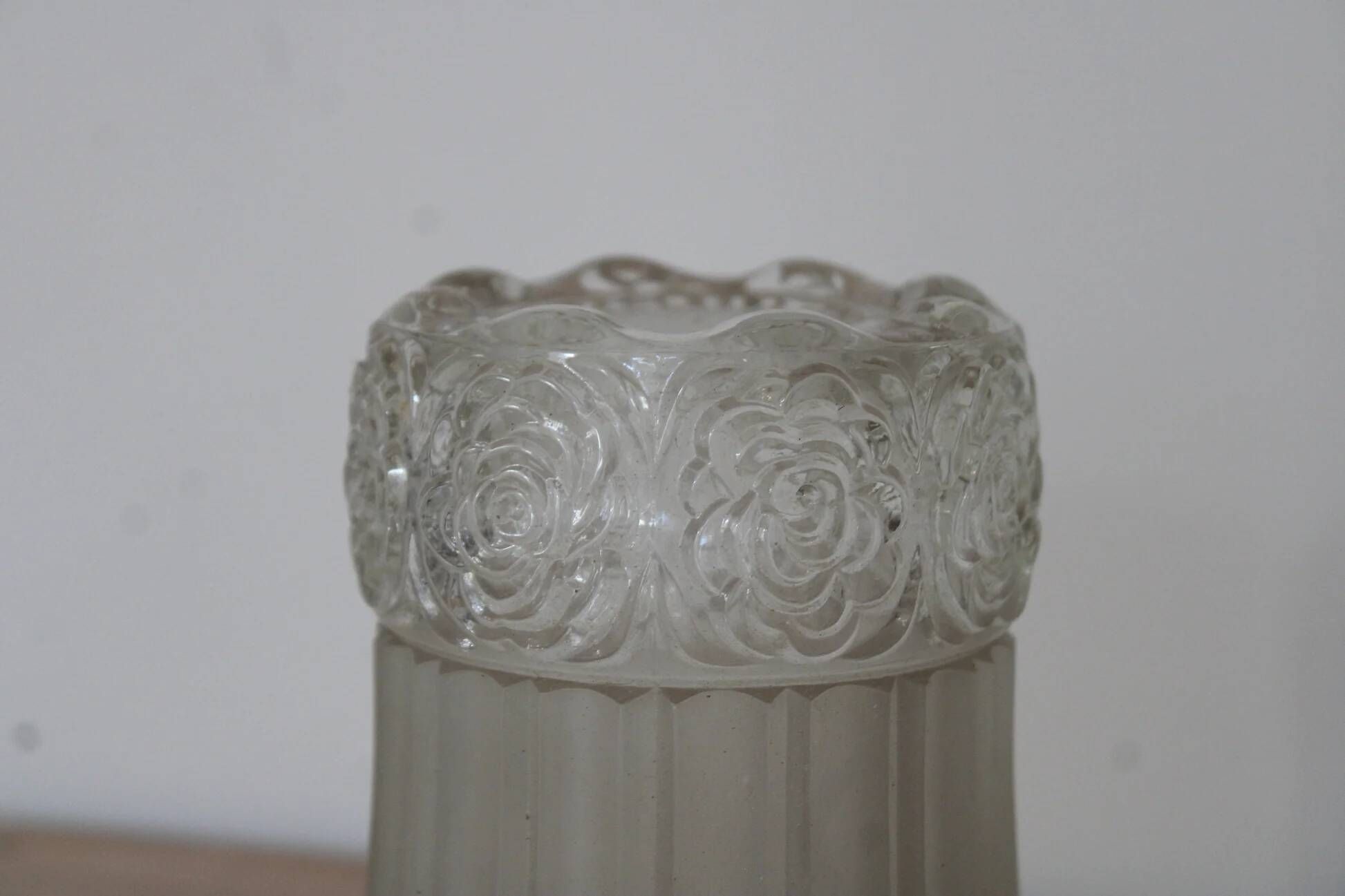 Old frosted glass lamp globe with fluted design – Raised rose decoration – H 14 cm