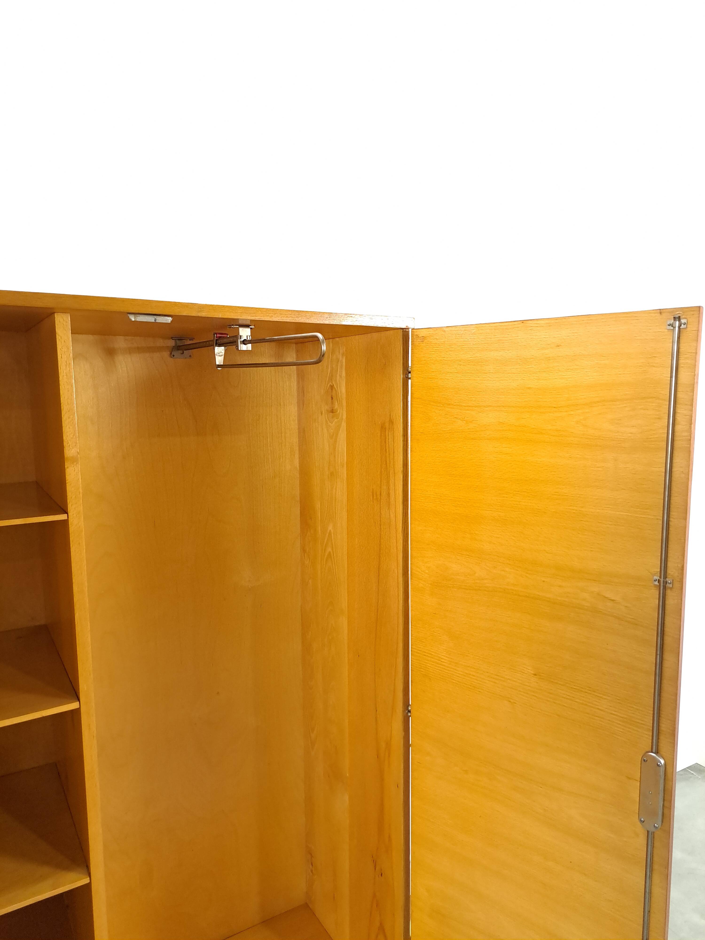 Fineer vintage kledingkast met legplanken