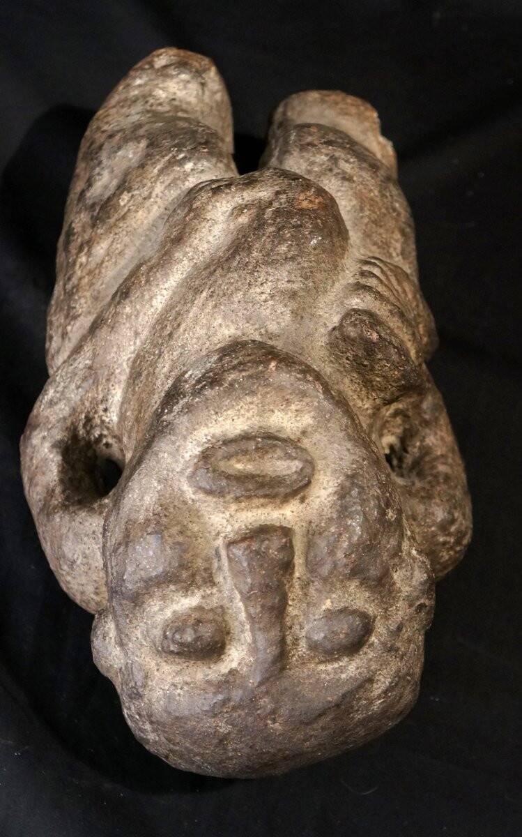 Figure anthropomorphe en pierre volcanique art tribal africain Côte d’Ivoire XVIIIe siècle