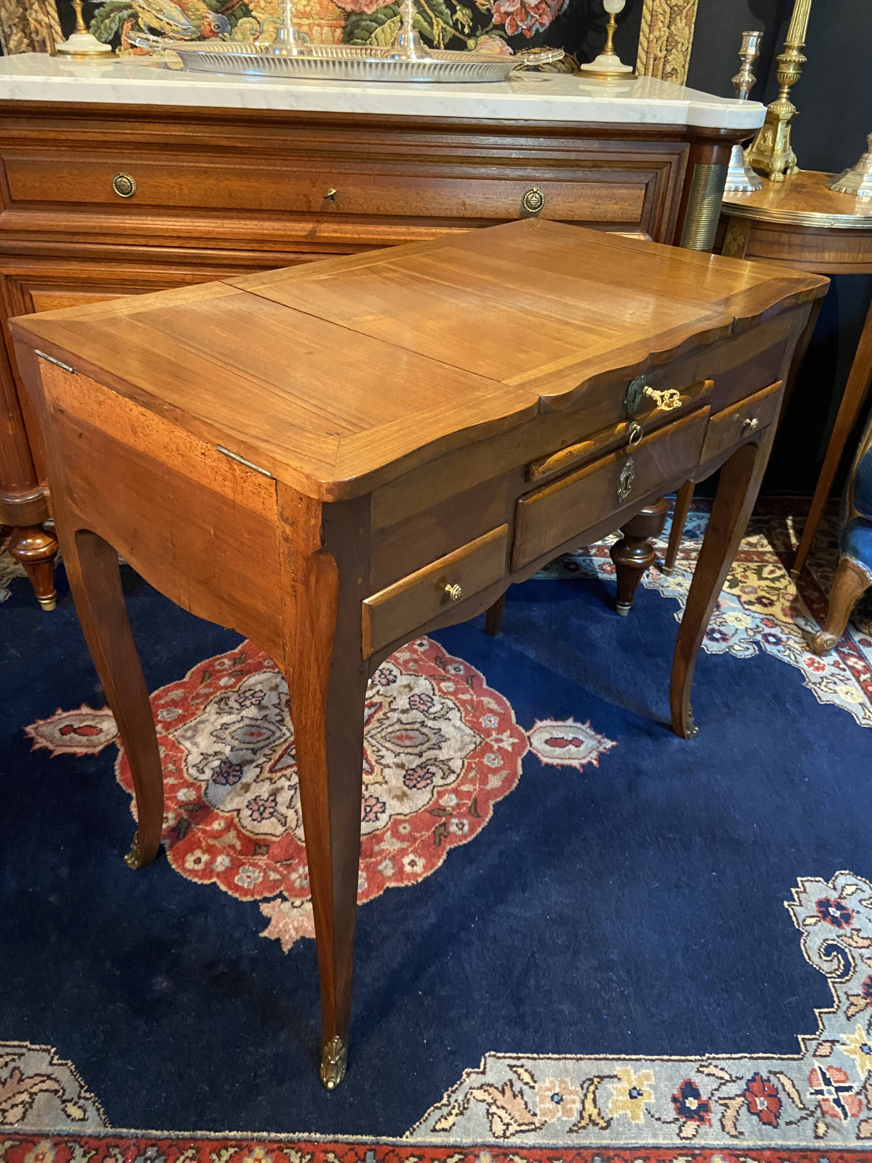 Louis XV walnut hairdresser from the 18th century marked N. Armant.