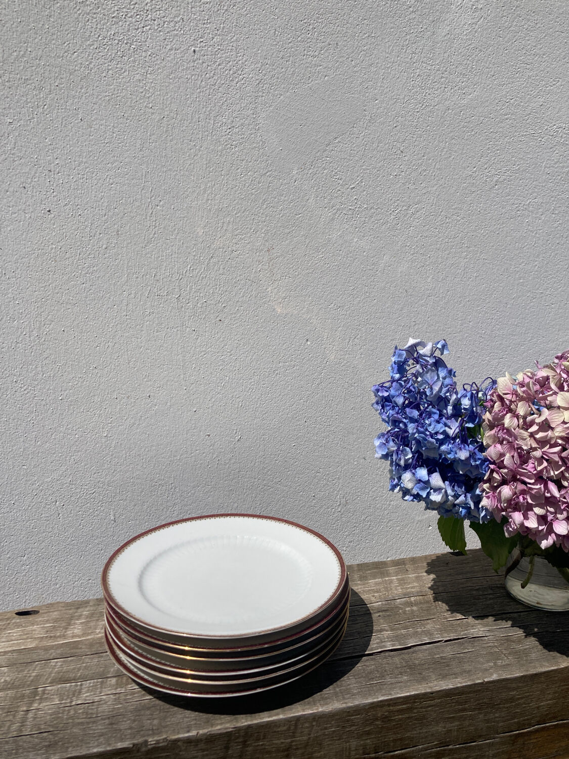 6 flat plates in gilded porcelain and burgundy