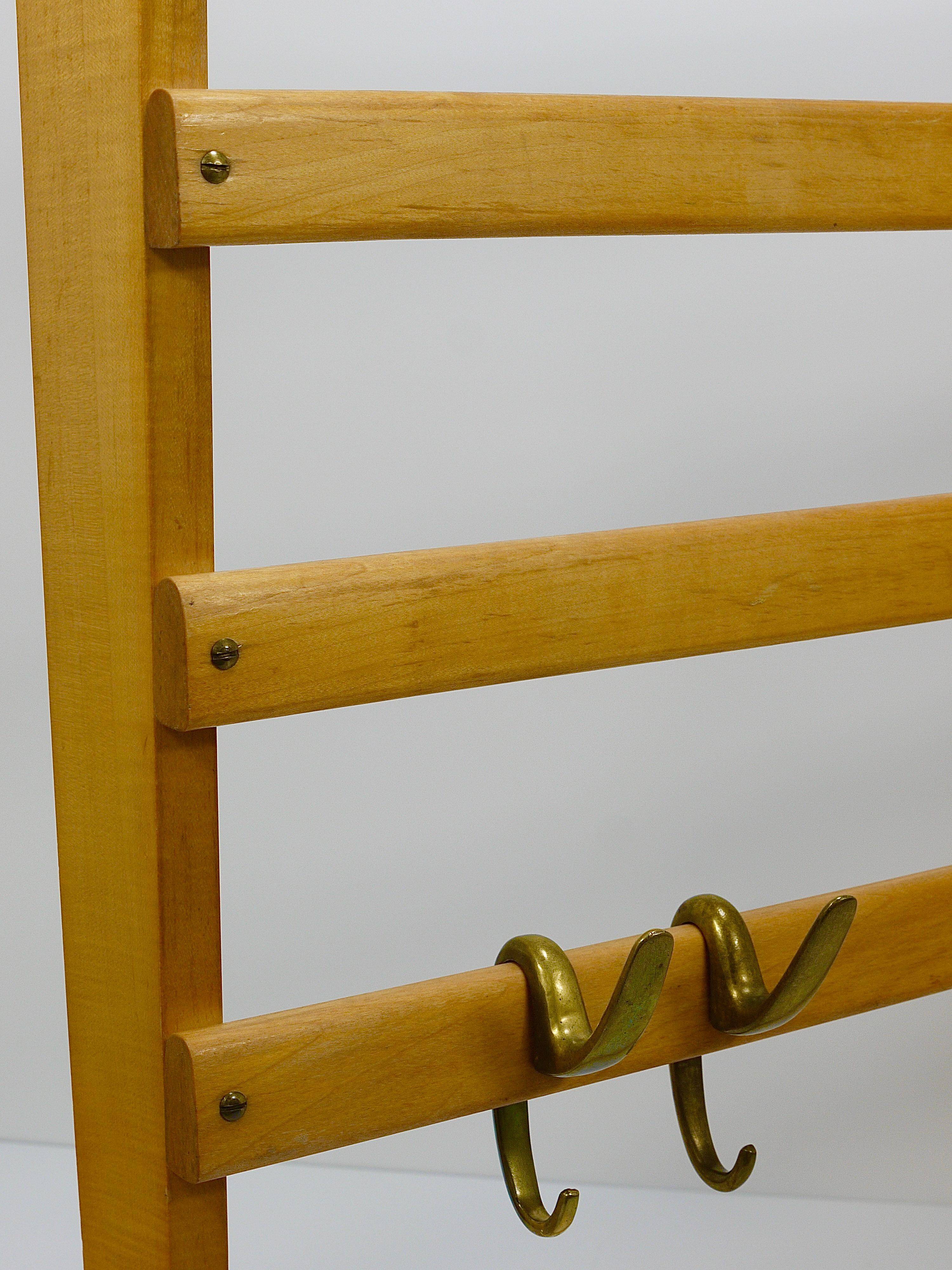 Grand coat rack Auböck Carl Mid-Century in beech with 8 brass hooks, 1950s.