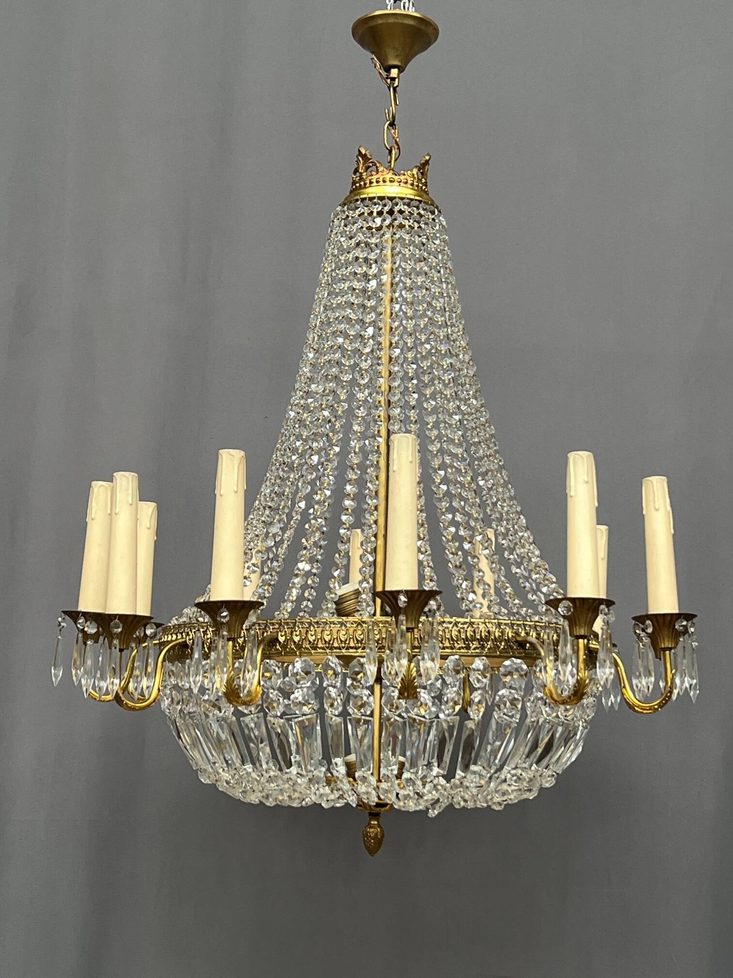 Large crystal chandelier. 17 light points.