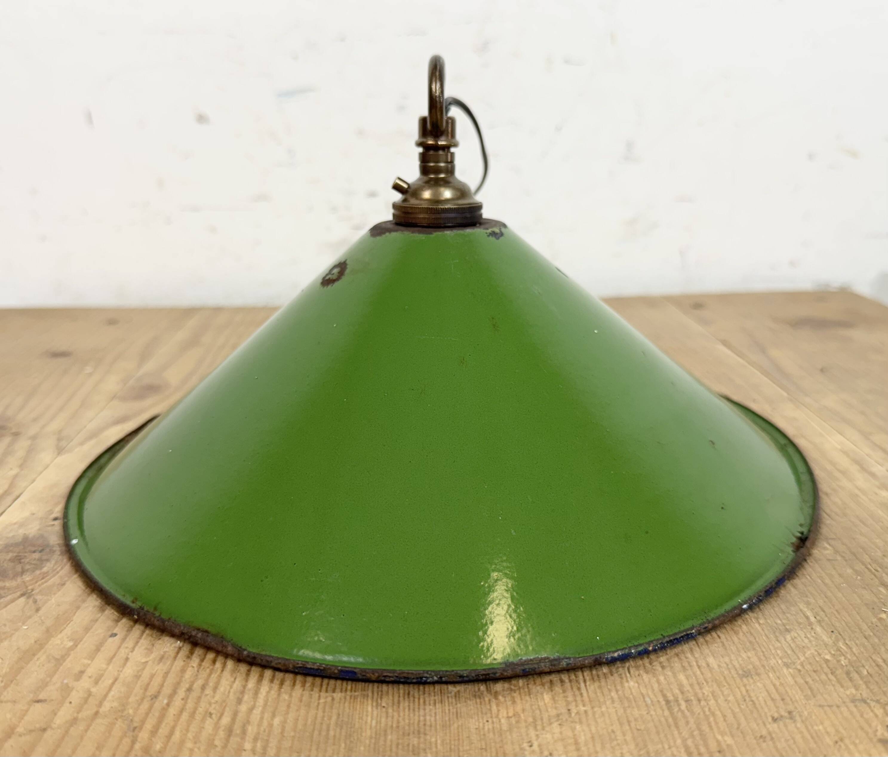 Suspension industrielle britannique en émail vert, années 1950