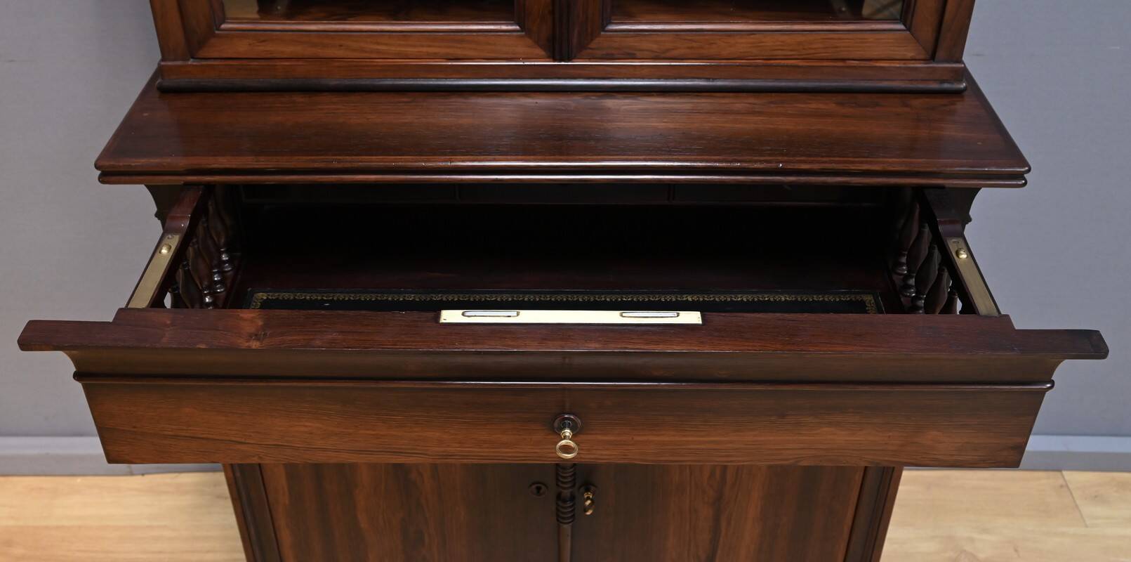 Small Rosewood Display Cabinet – Part 2 of the 19th Century