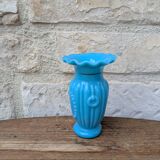 Vase ancien en opaline dentelée bleue à décor de médaillon