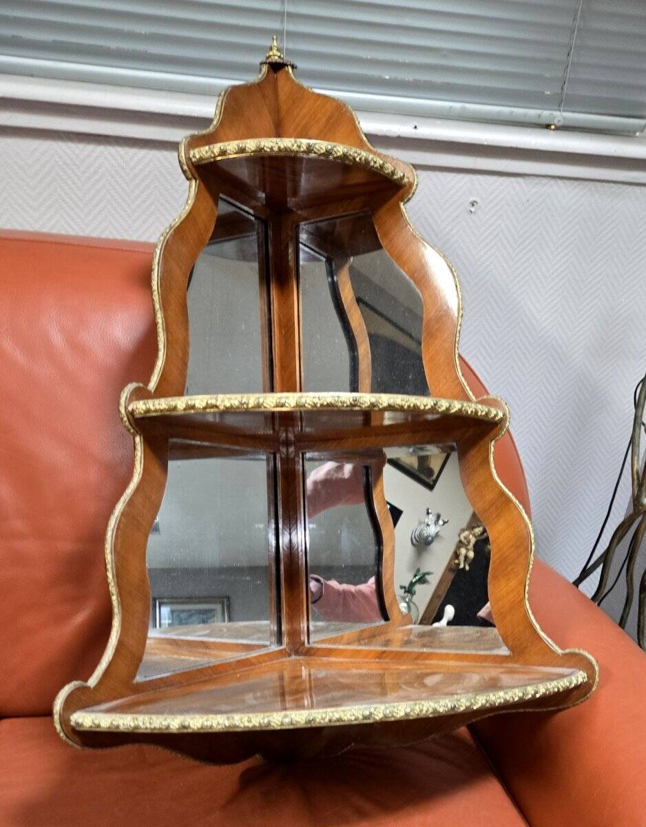 Vitrine d’angle en bois de rose époque Napoléon III