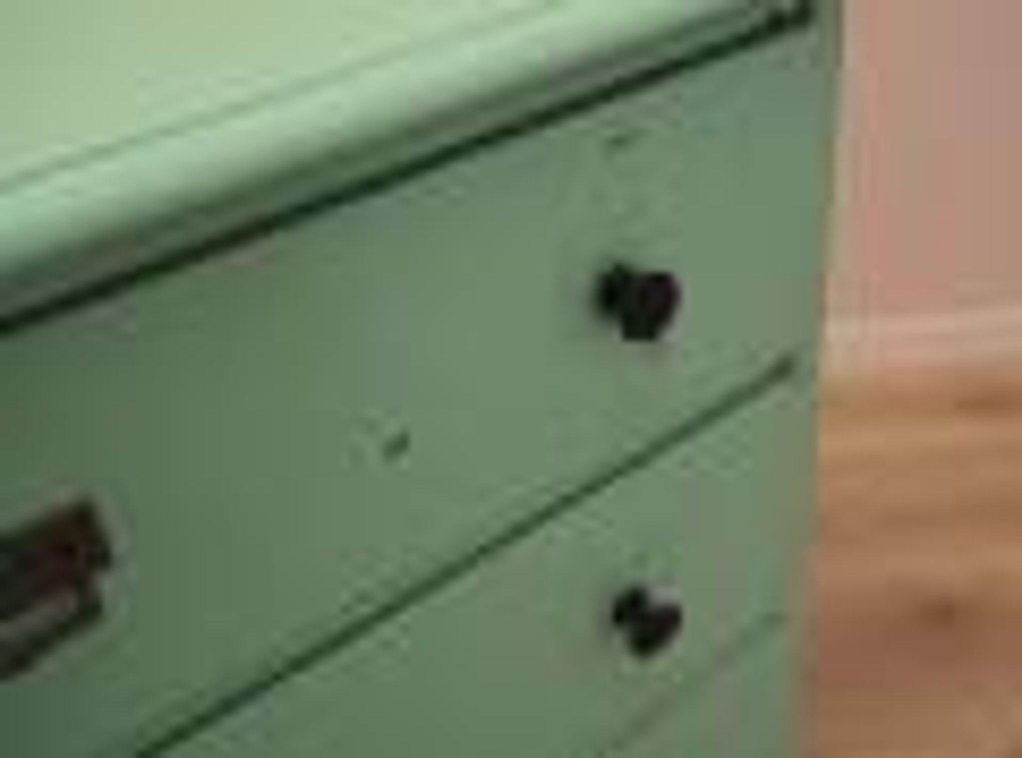 Commode en pin massif peinte en vert, trois tiroirs, Danemark années 1950.
