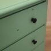 Commode en pin massif peinte en vert, trois tiroirs, Danemark années 1950.