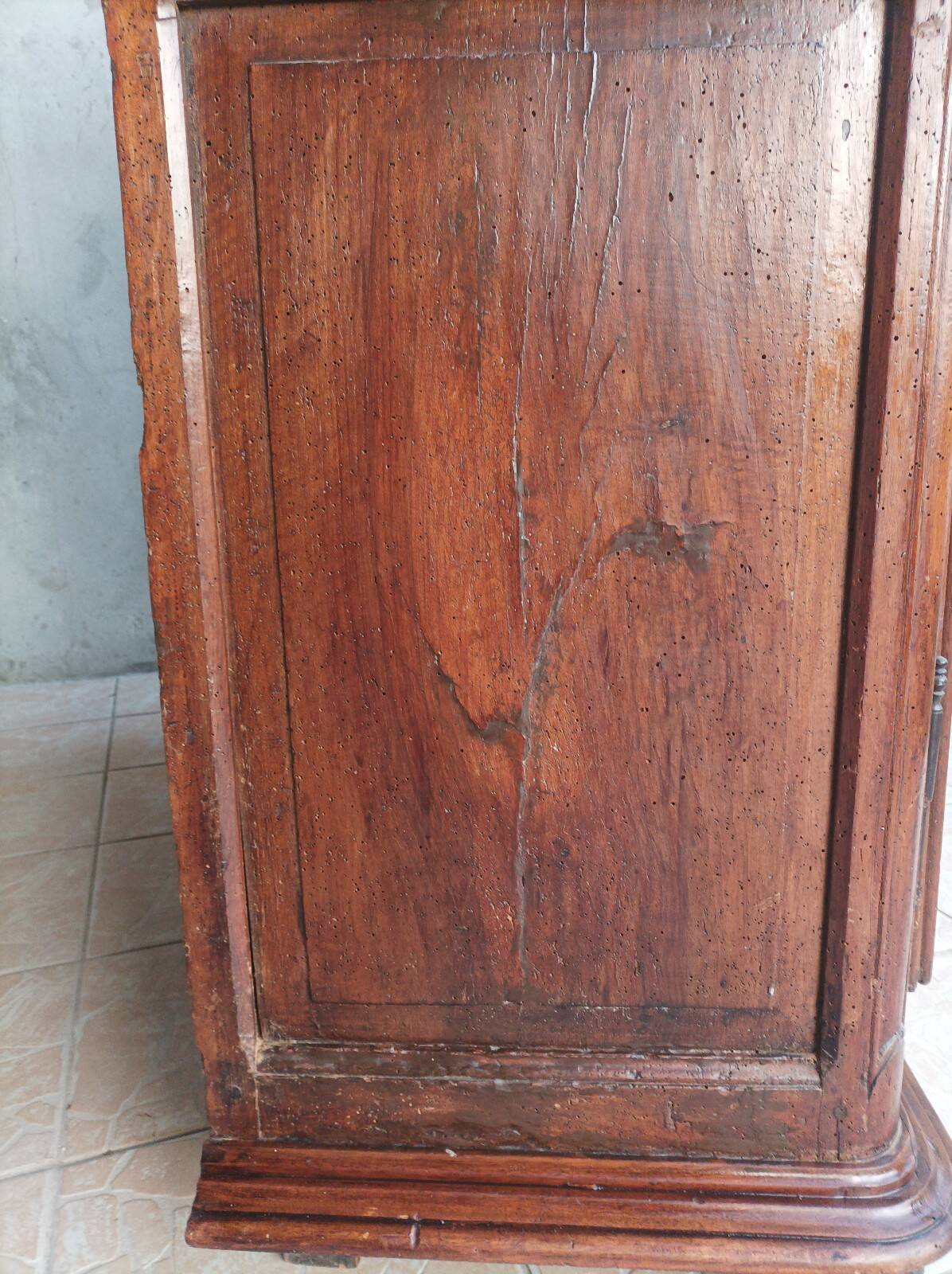 Louis XIV walnut buffet with 4 doors from the 18th century.