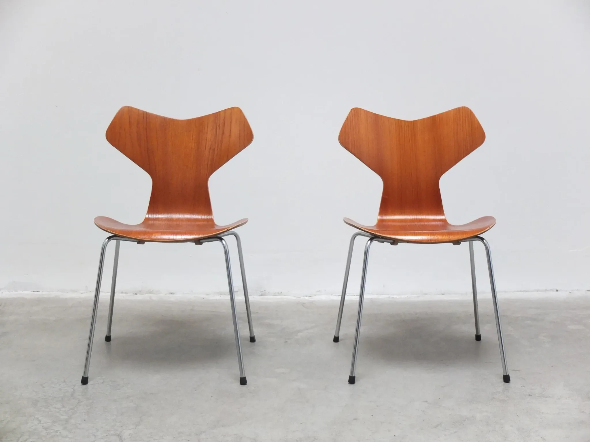 Early pair of 'Grand Prix' chairs by Arne Jacobsen for Fritz Hansen, 1957