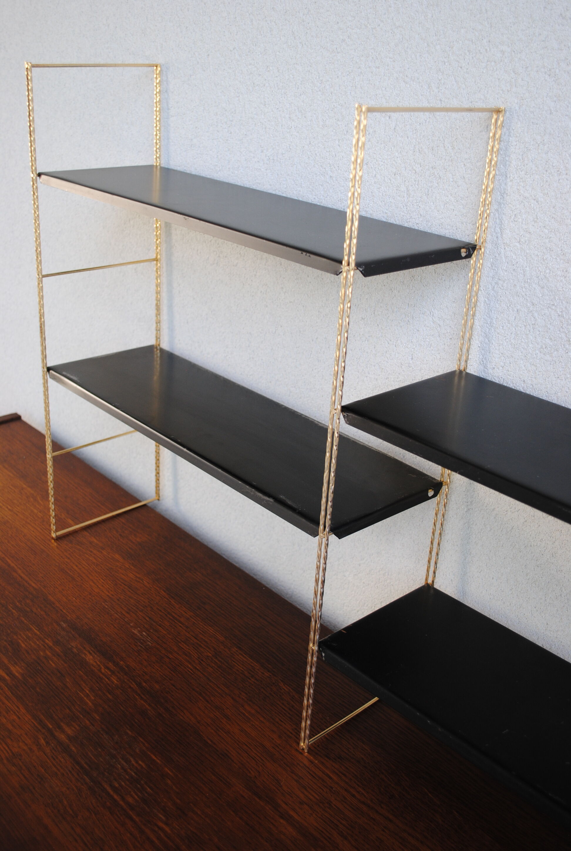 Shelf wall metal string