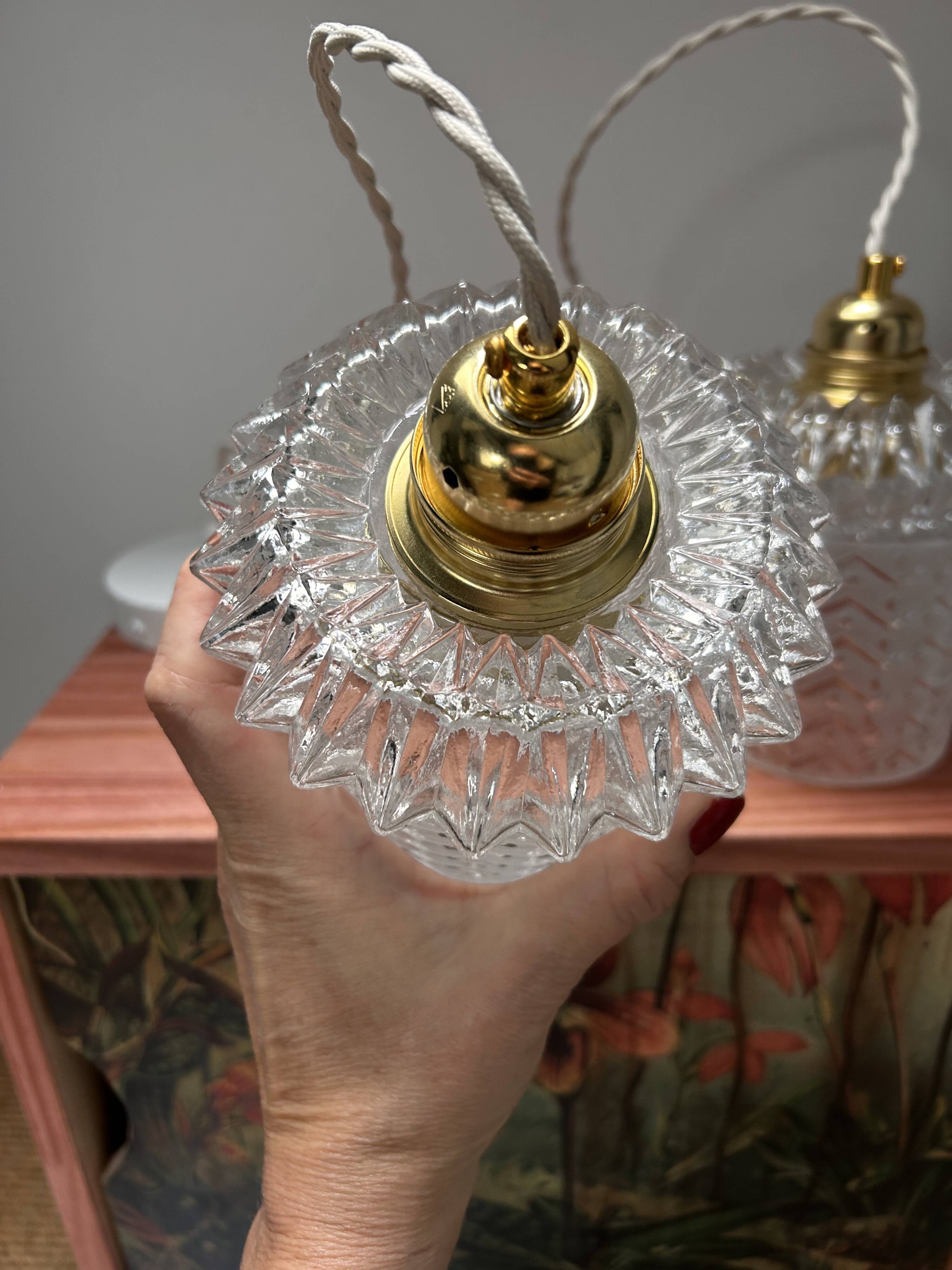 Paire de suspensions vintage en verre ciselé