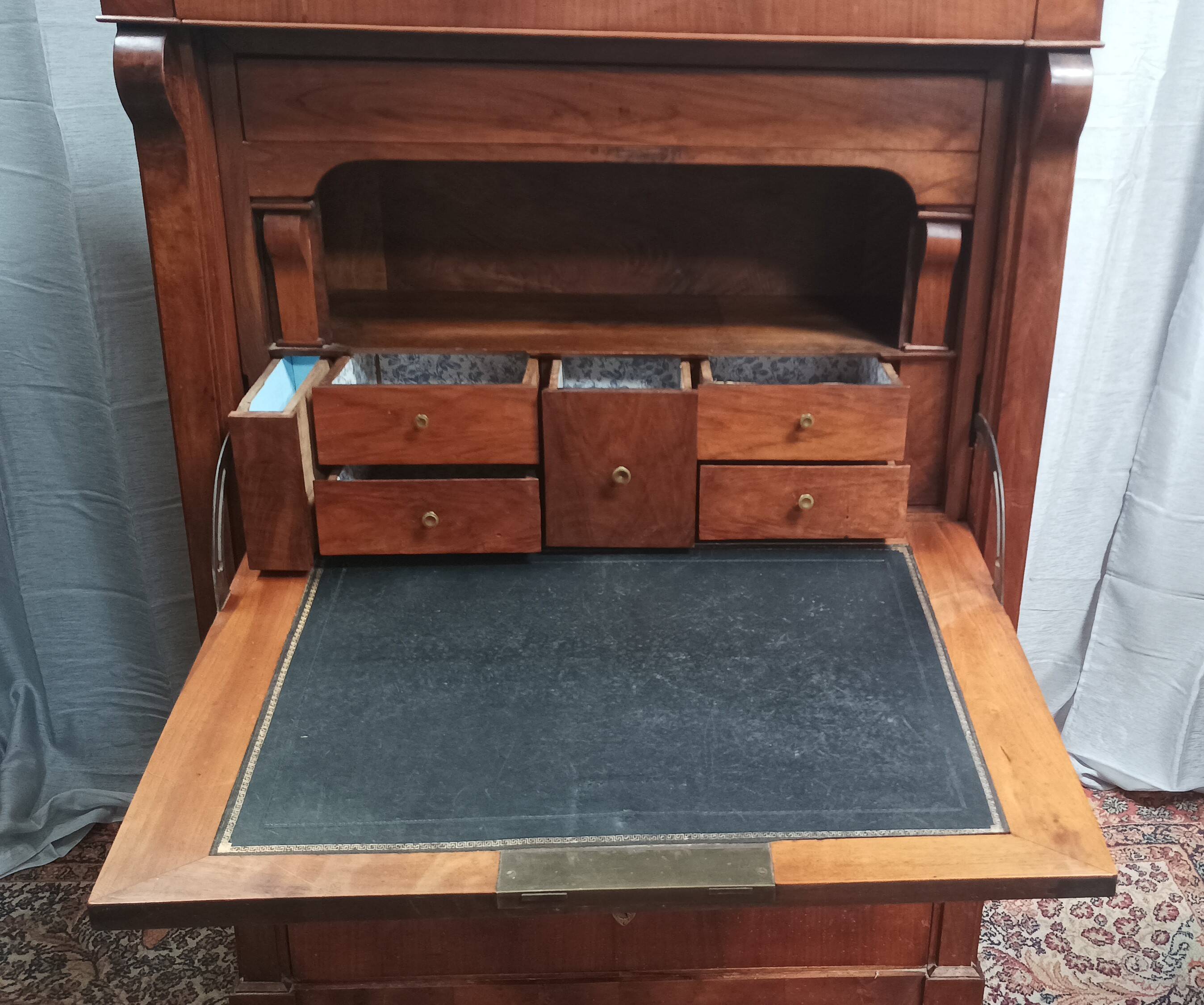 Secrétaire époque Restauration en noyer