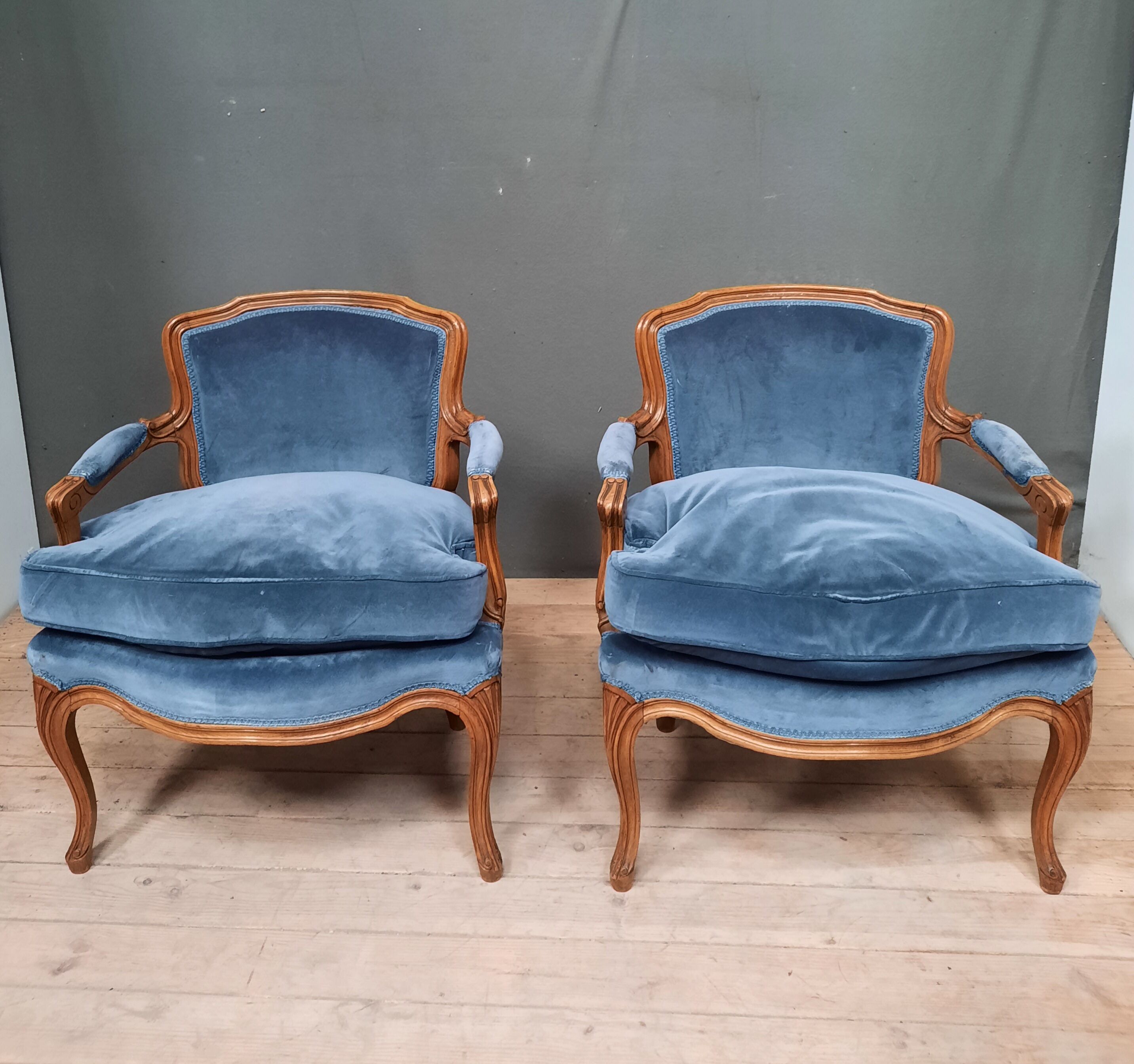 Paire de fauteuil bas de style Louis XV